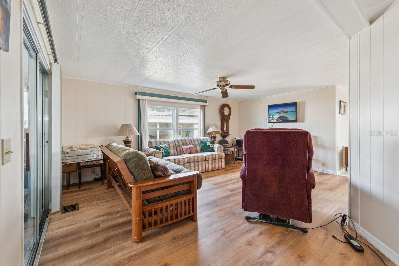 Image 6 of 32 For 6756 Kensington Drive Ne