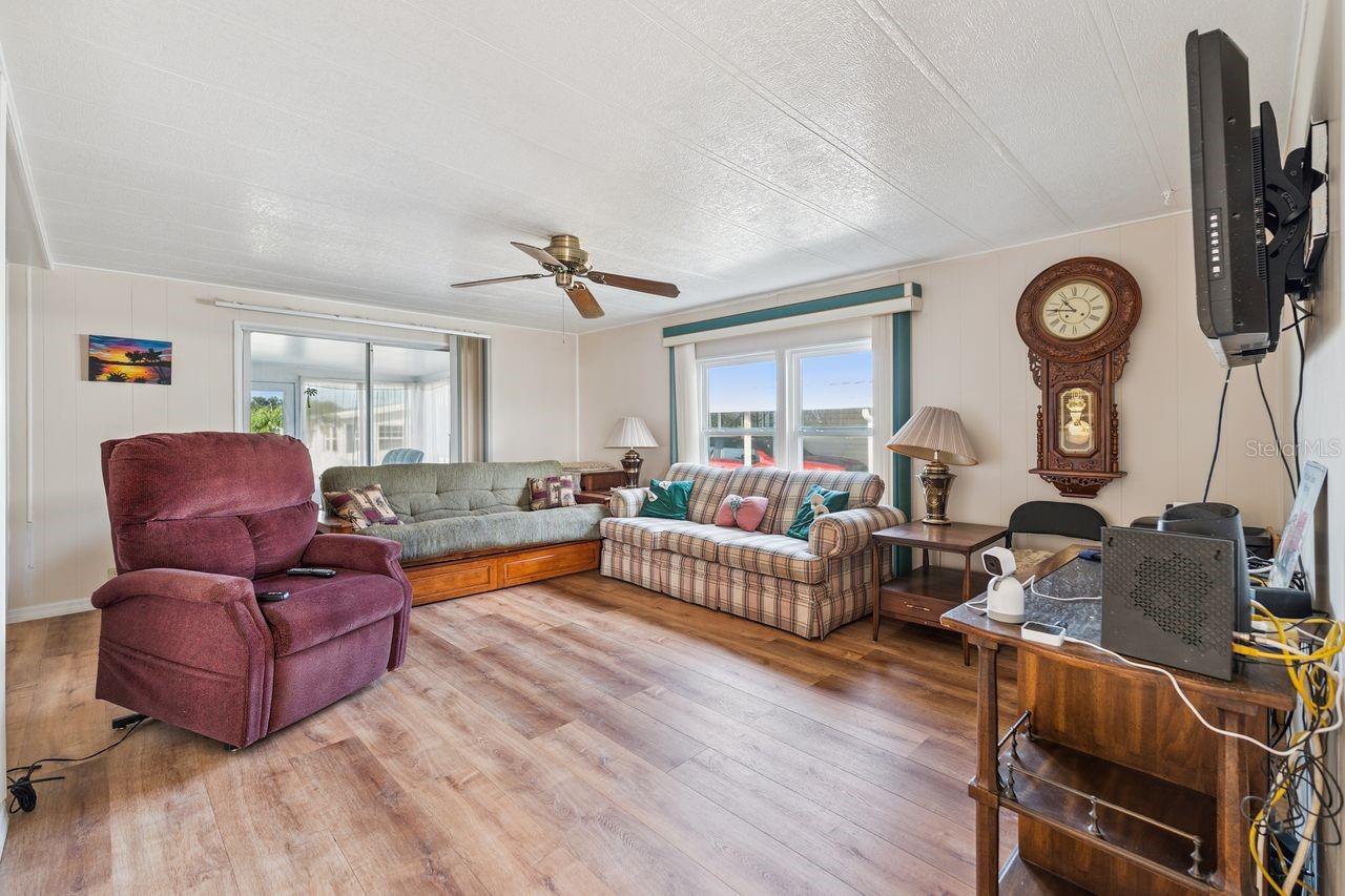 Image 8 of 32 For 6756 Kensington Drive Ne