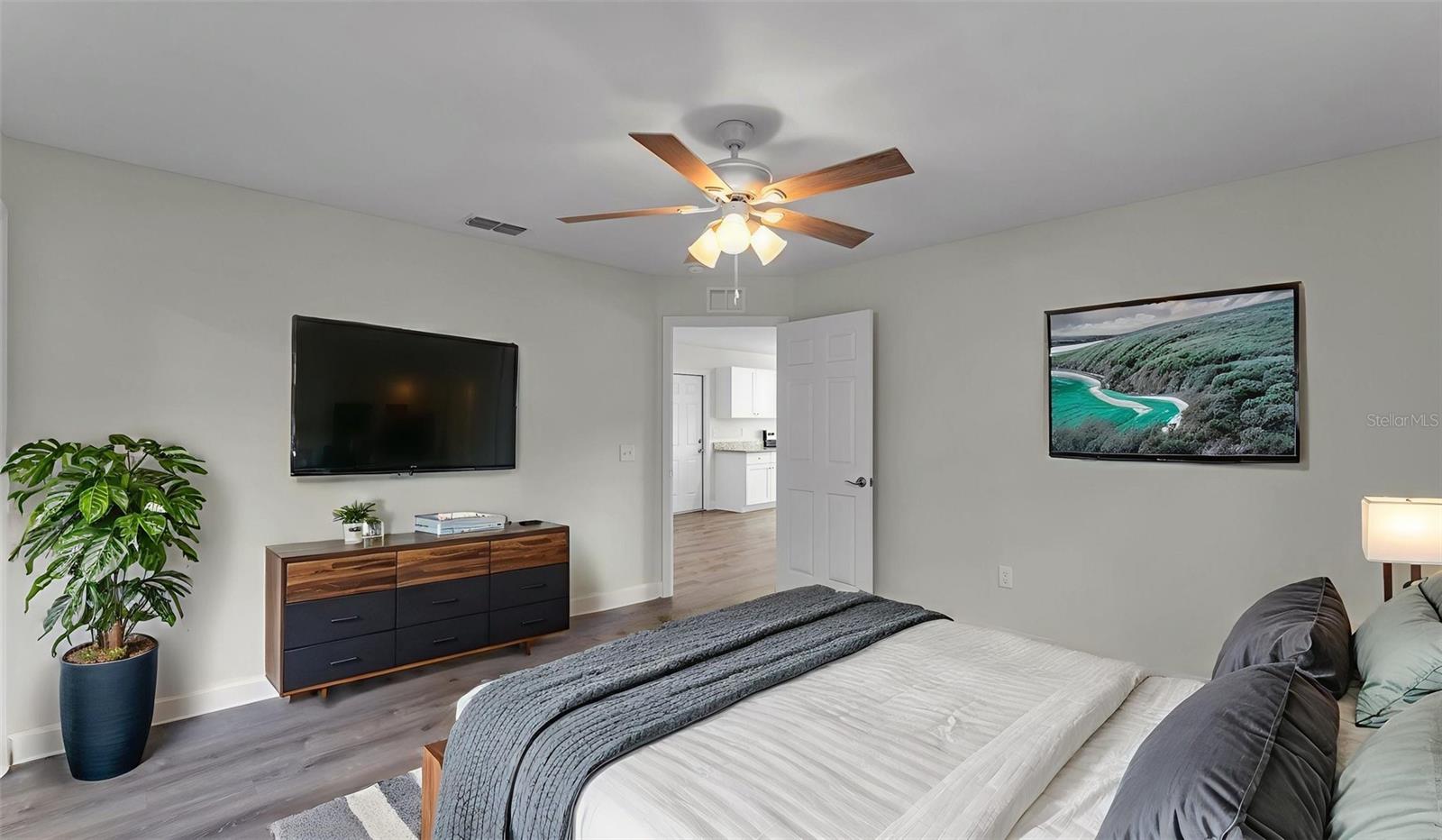 Image 3 of 10 For 407 Lime Street Se