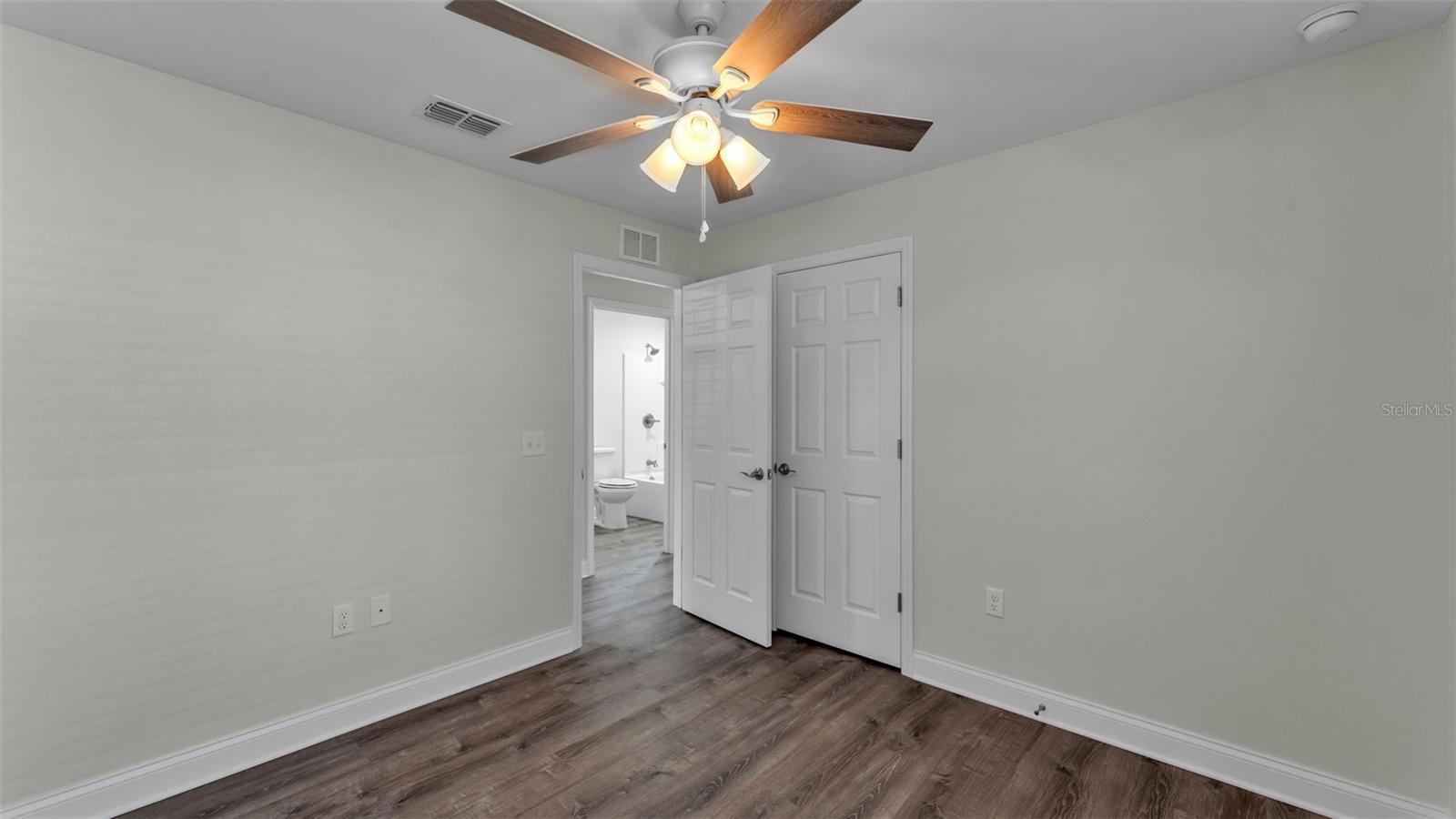 Image 6 of 10 For 407 Lime Street Se