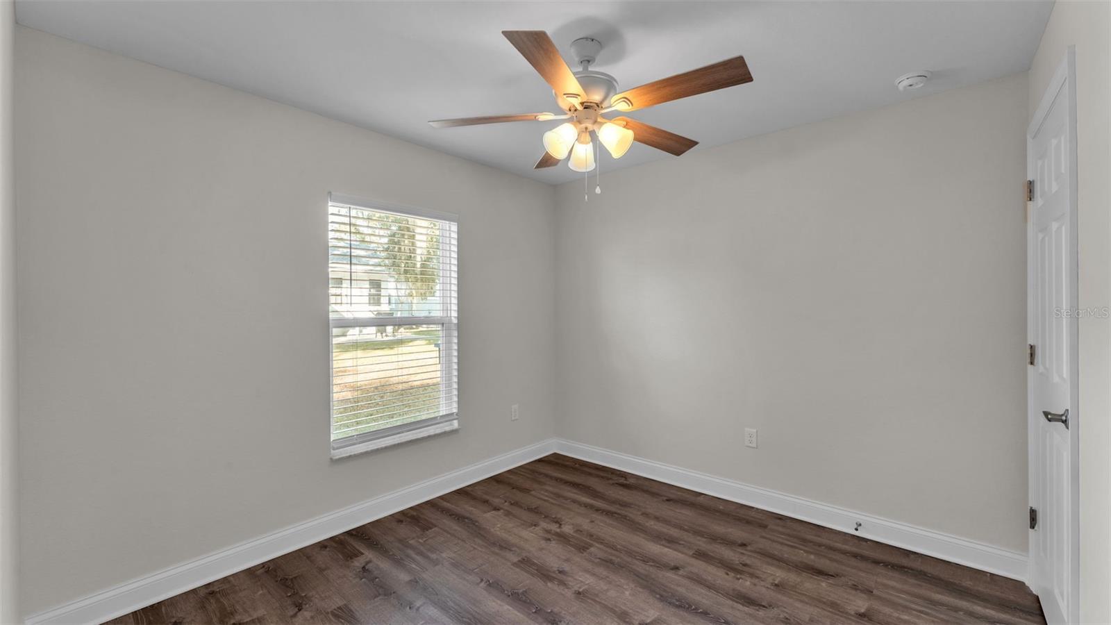 Image 8 of 10 For 407 Lime Street Se