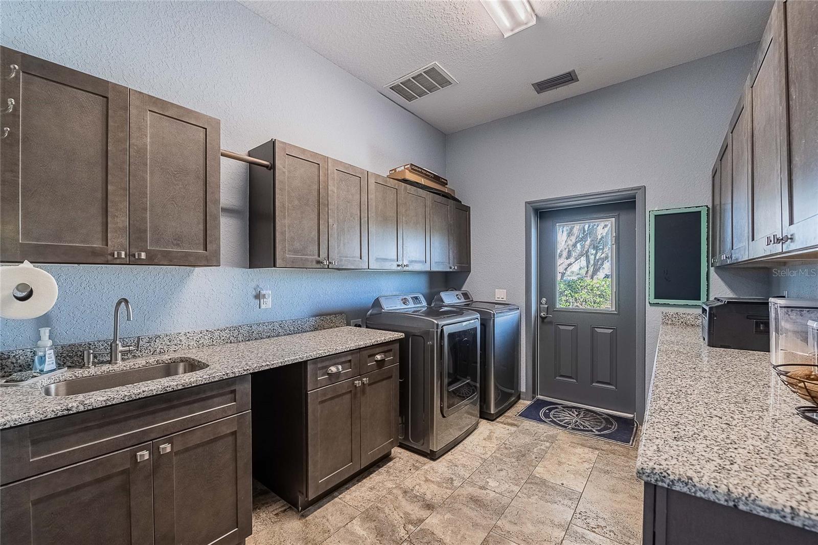 Image 13 of 84 For 2424 Burns Avenue