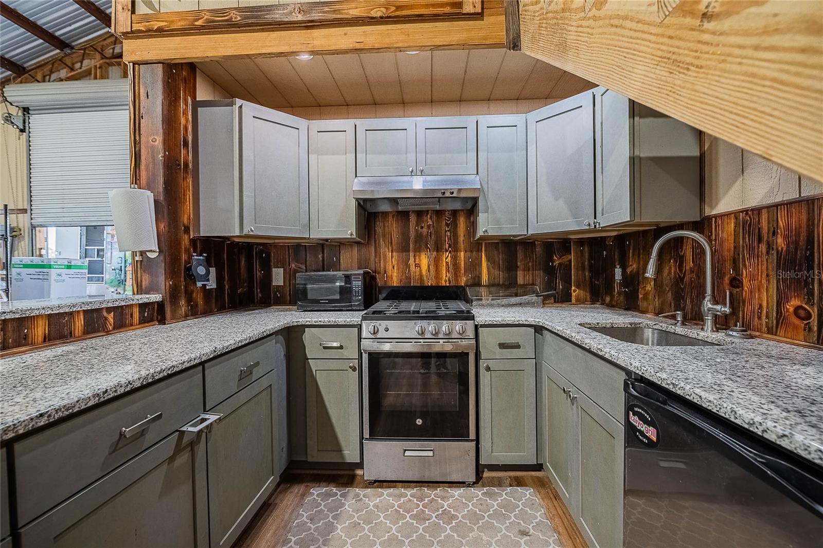 Image 41 of 84 For 2424 Burns Avenue