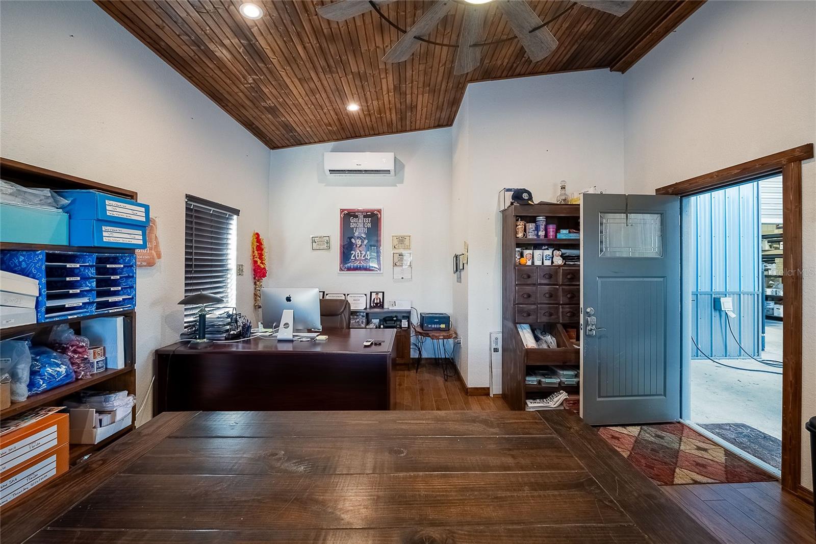 Image 43 of 84 For 2424 Burns Avenue