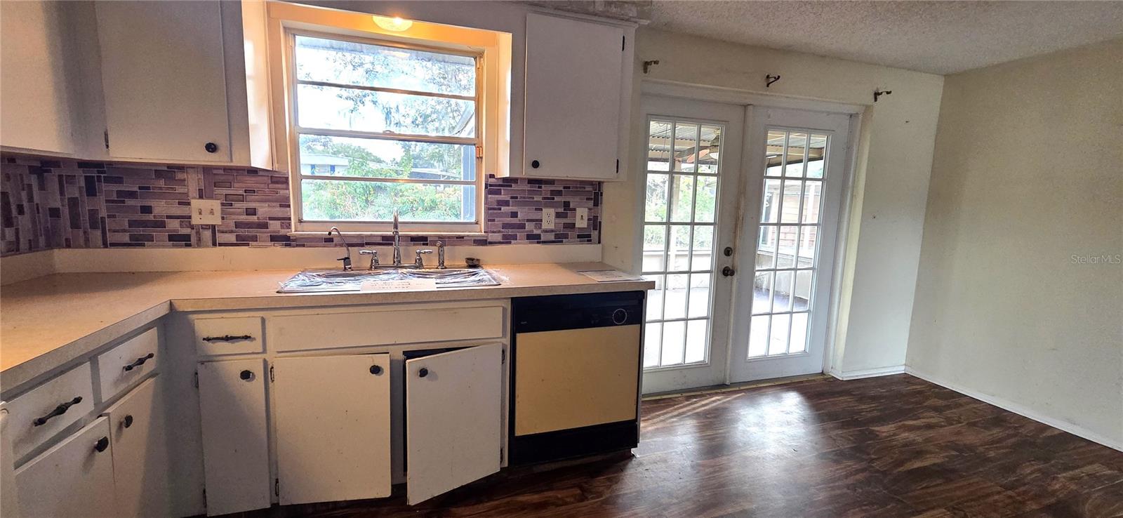 Listing photo id 9 for 5624 Mccoy Court