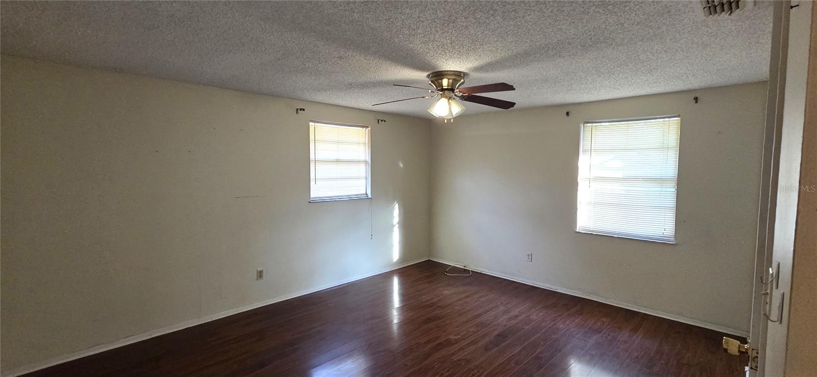 Listing photo id 12 for 5624 Mccoy Court