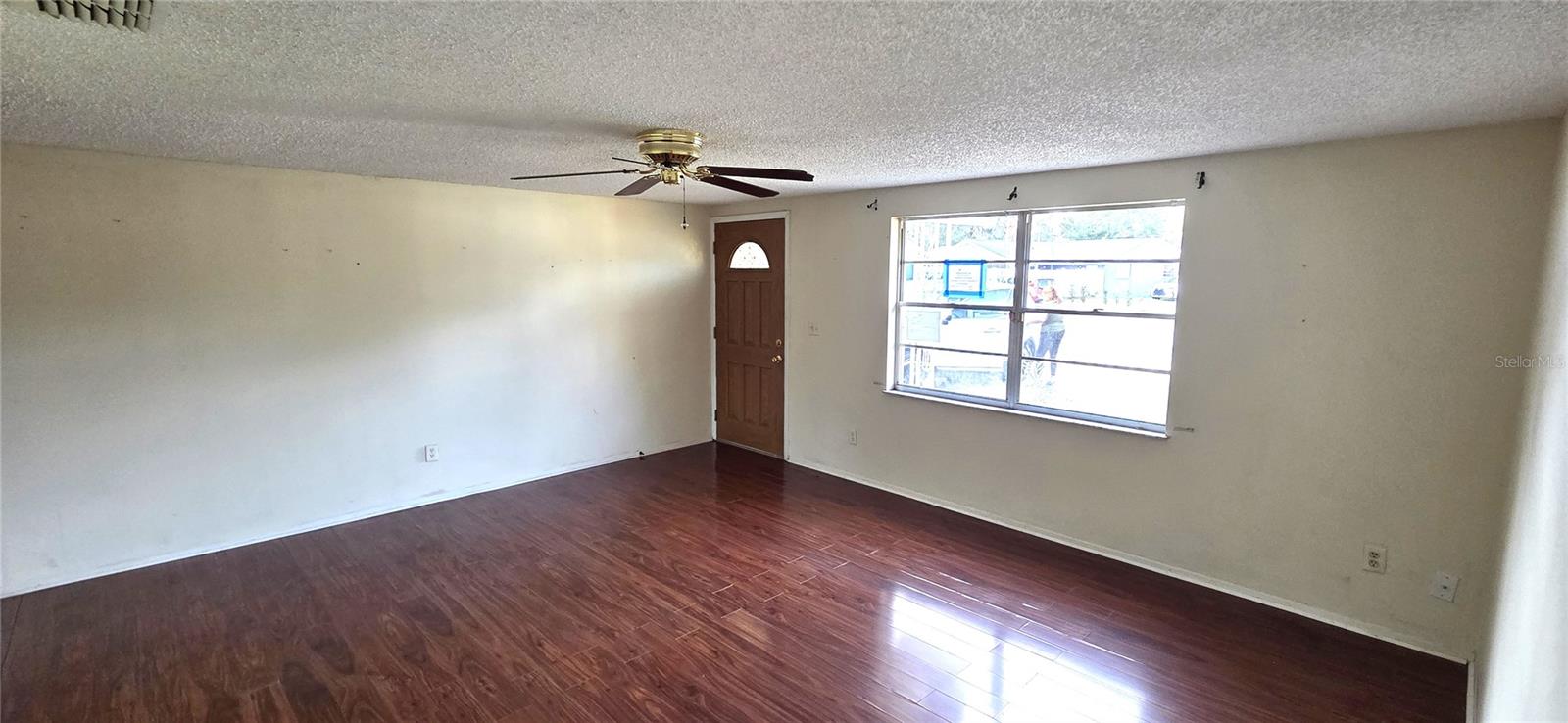 Listing photo id 3 for 5624 Mccoy Court