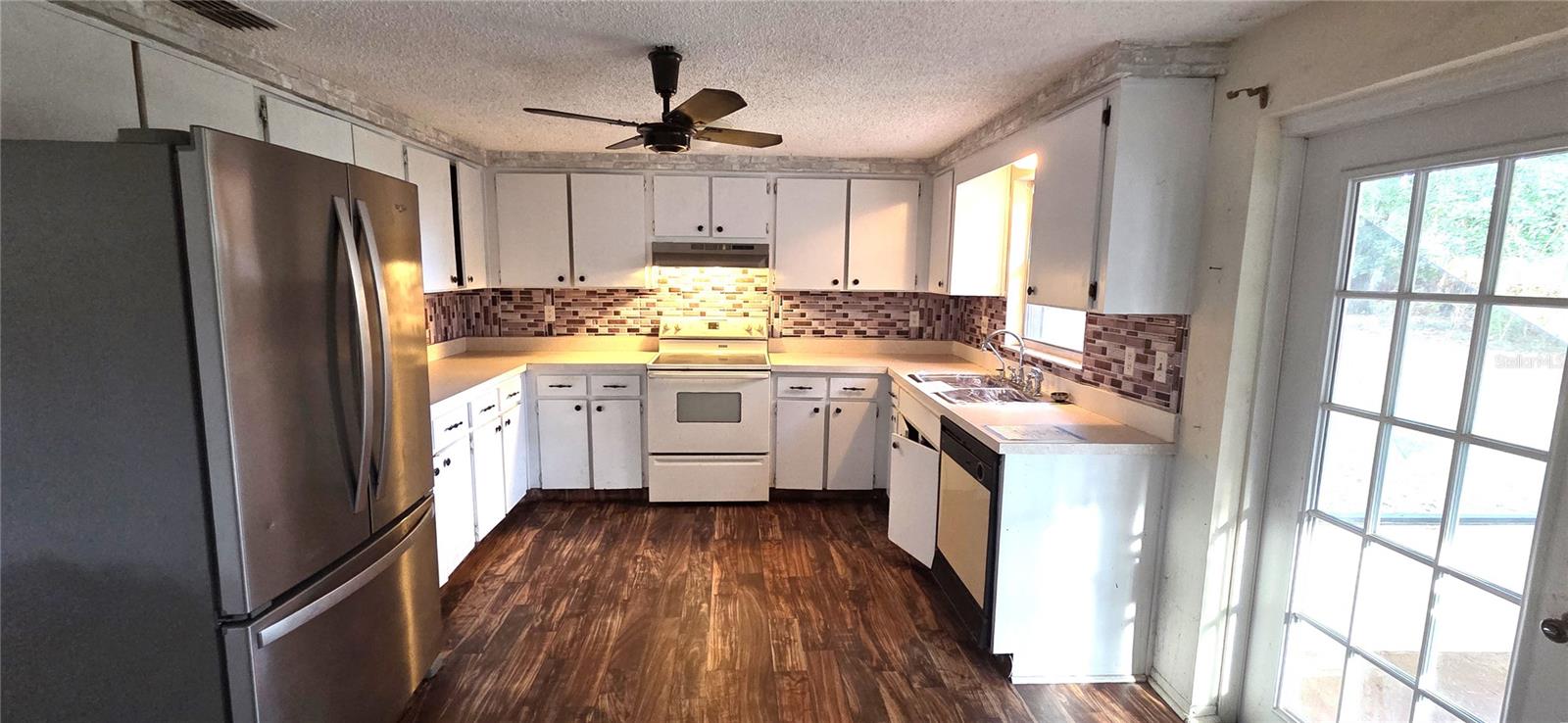 Listing photo id 7 for 5624 Mccoy Court