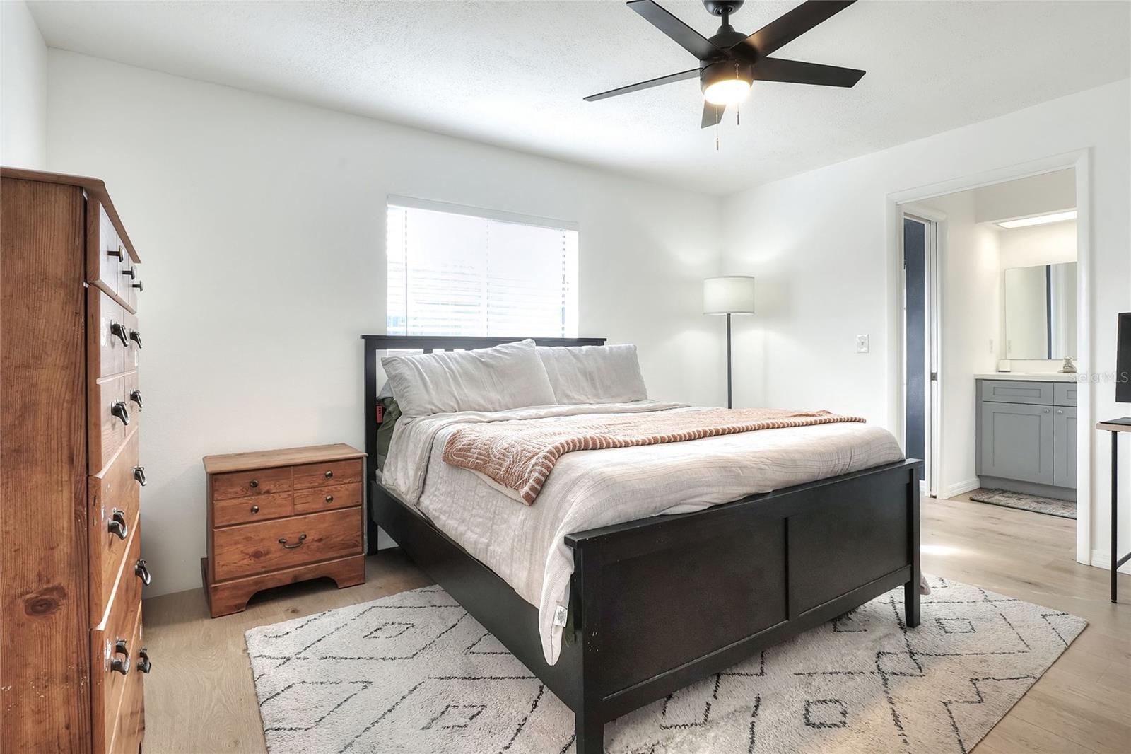 Image 17 of 41 For 3830 Bent Tree Loop E