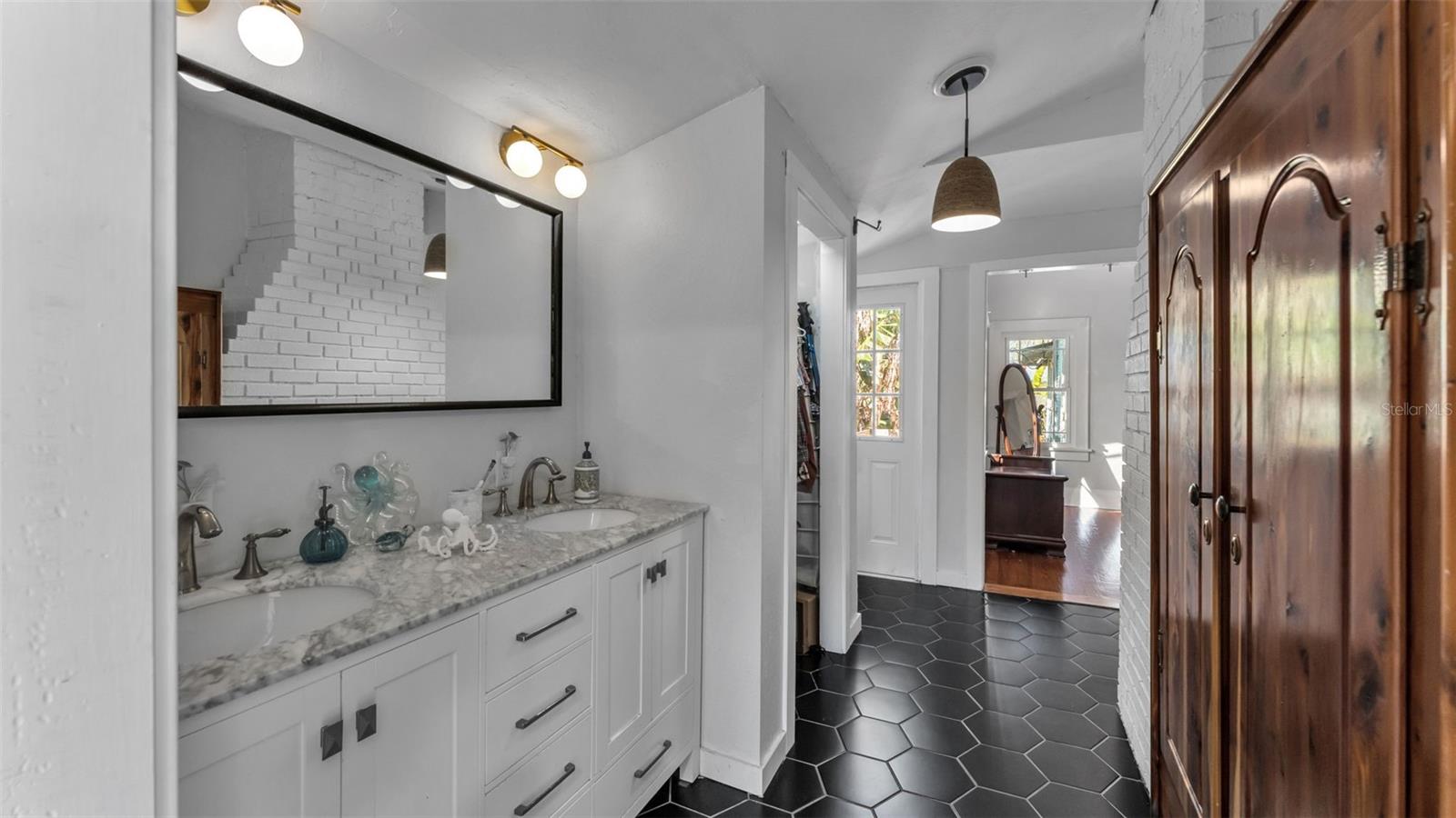 Image 31 of 57 For 2022 Lake Miriam Drive