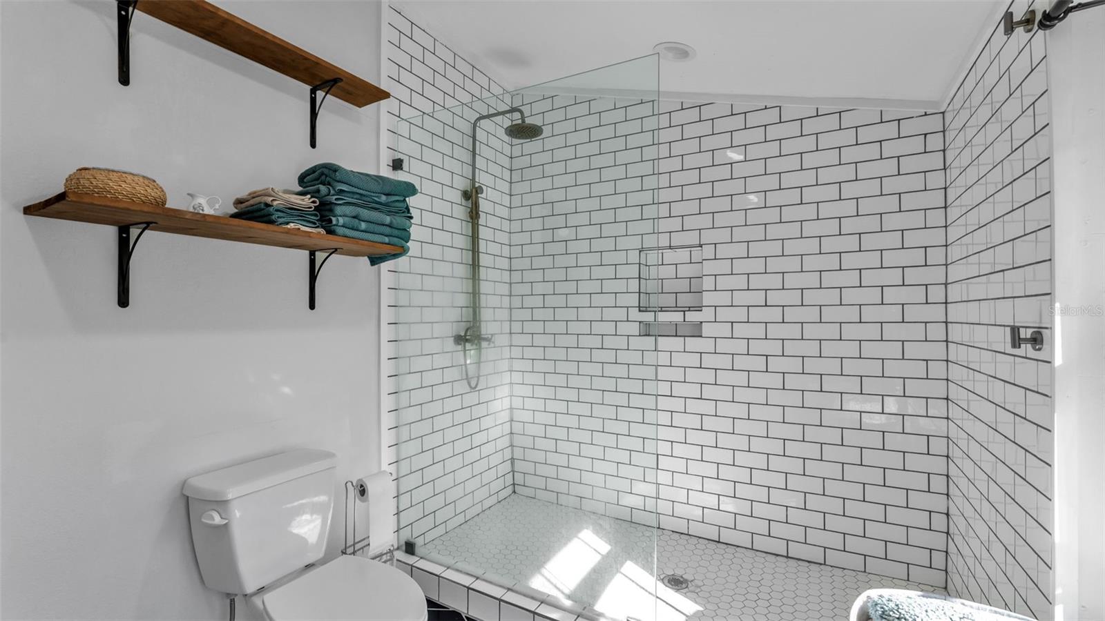 Image 33 of 57 For 2022 Lake Miriam Drive