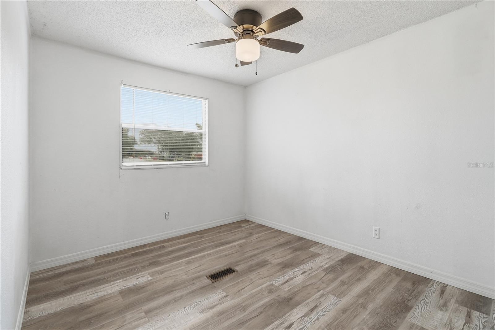 Image 26 of 40 For 419 Sunrise Boulevard