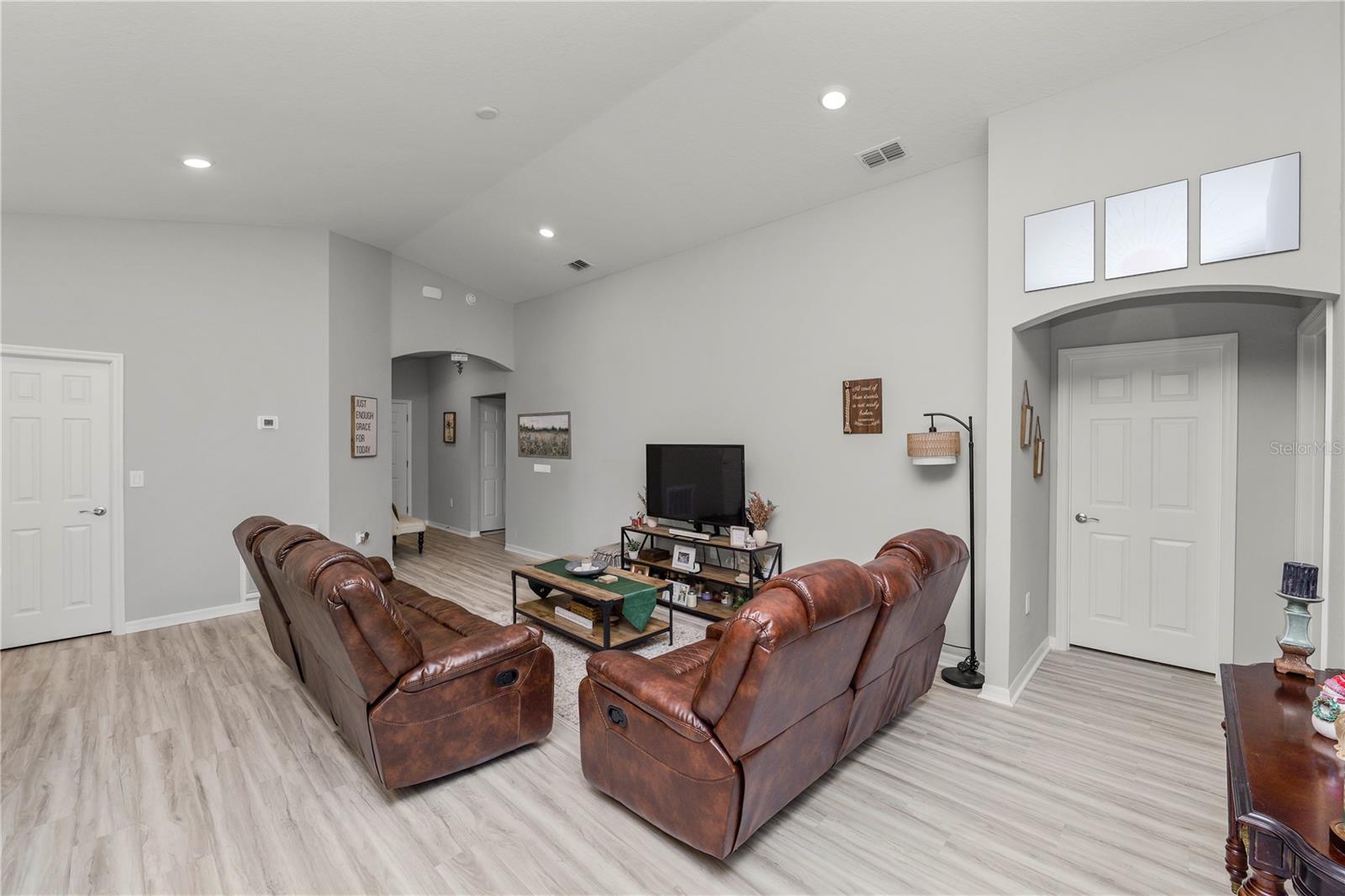 Image 5 of 33 For 1119 Aruba Avenue