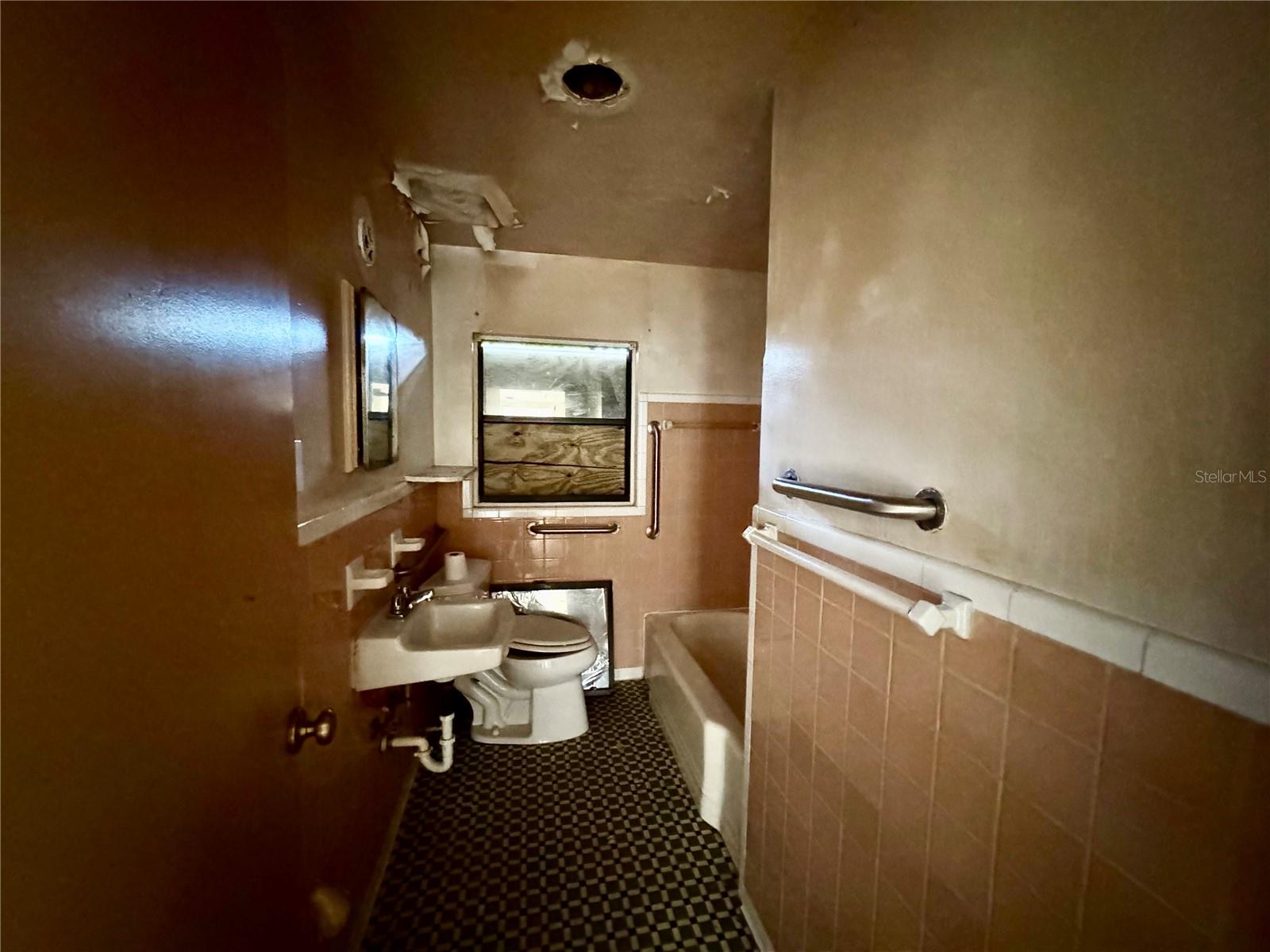 Image 15 of 26 For 1446 Gilmore Avenue