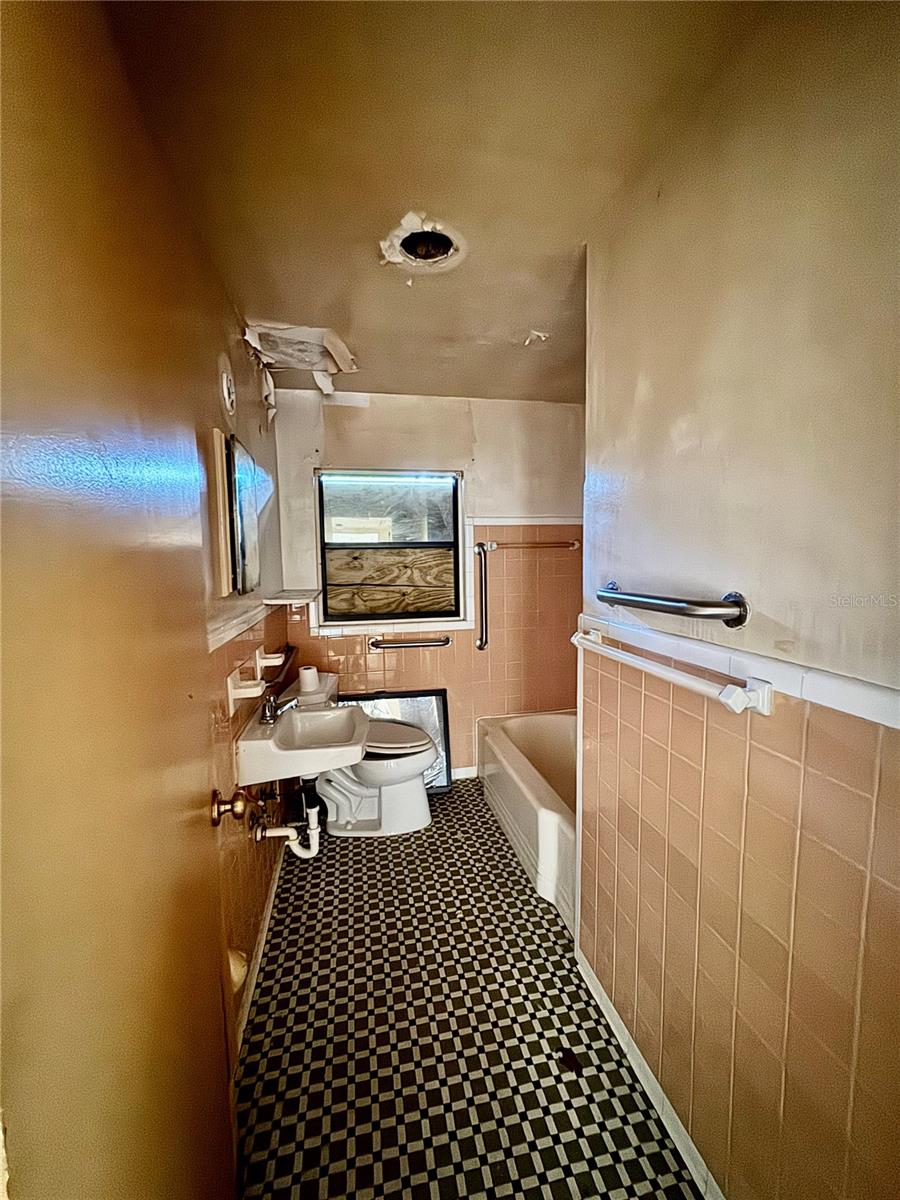 Image 16 of 26 For 1446 Gilmore Avenue