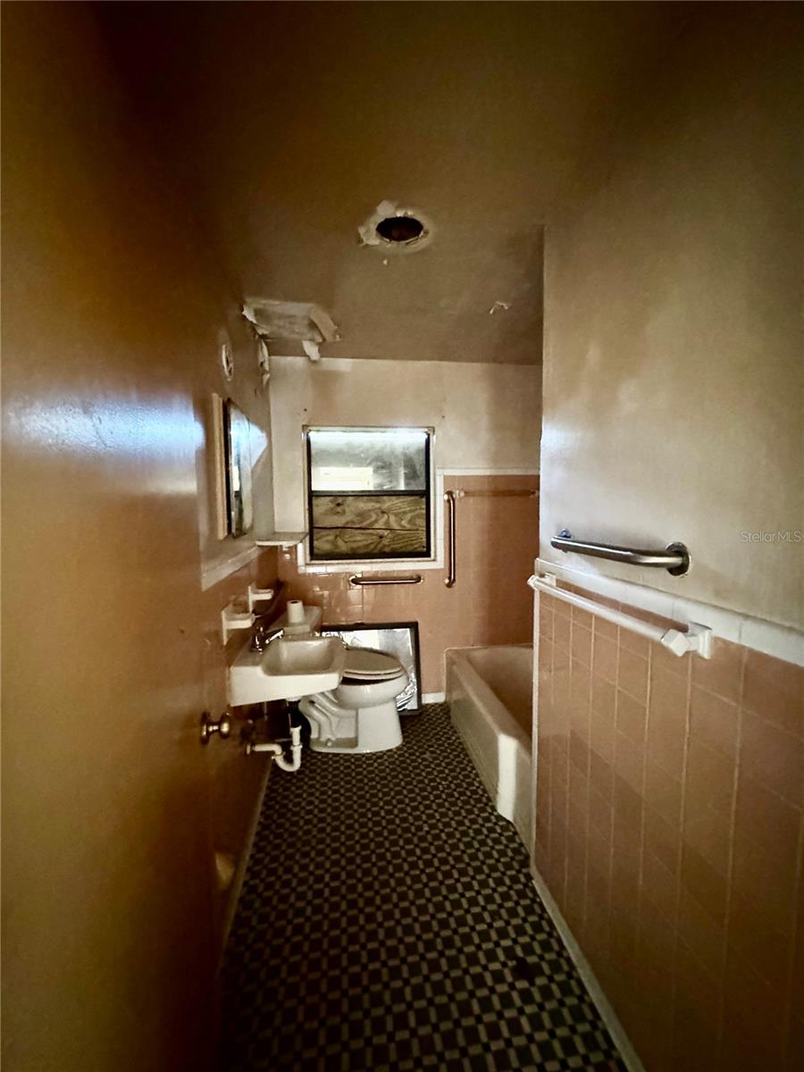 Image 17 of 26 For 1446 Gilmore Avenue