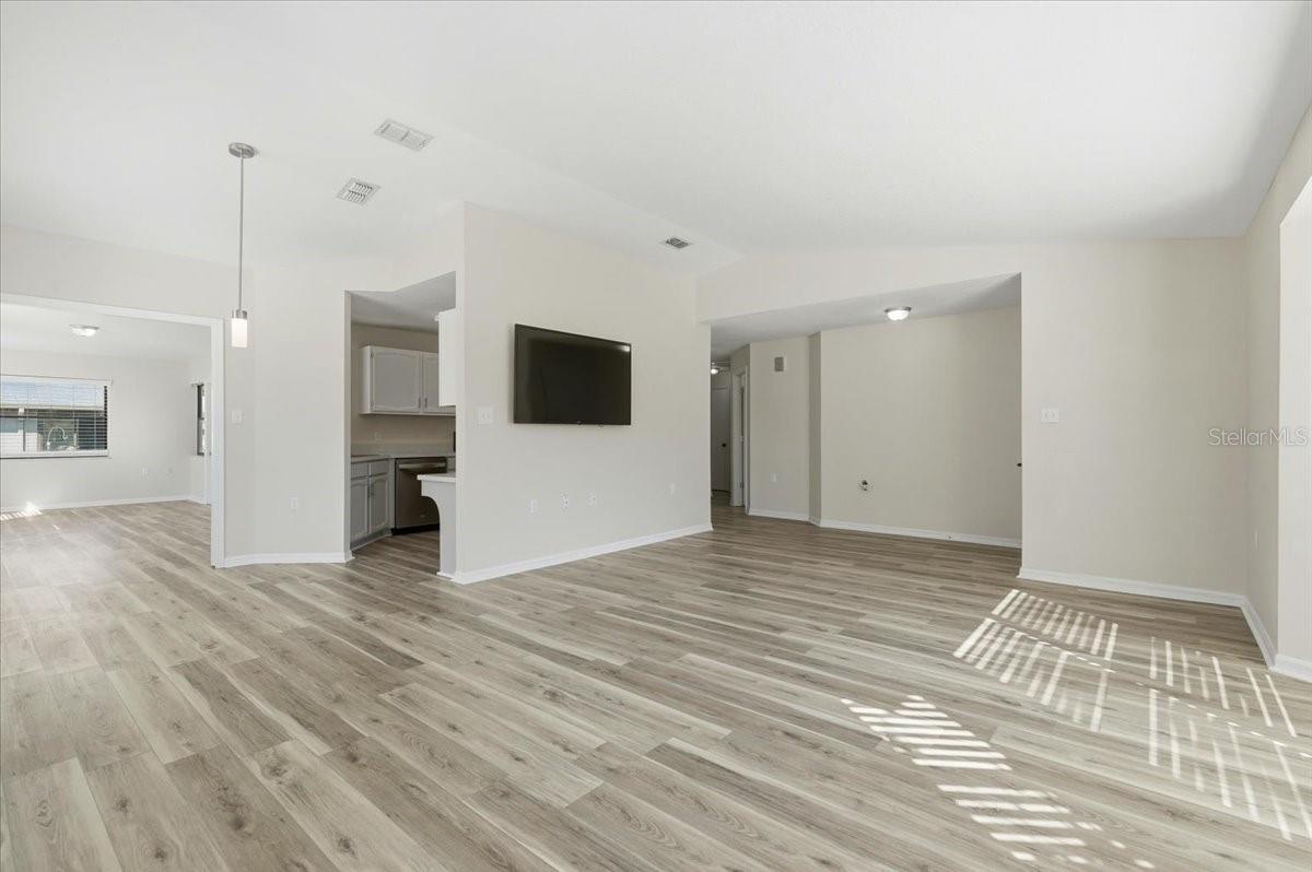 Image 4 of 38 For 664 Eagle Run