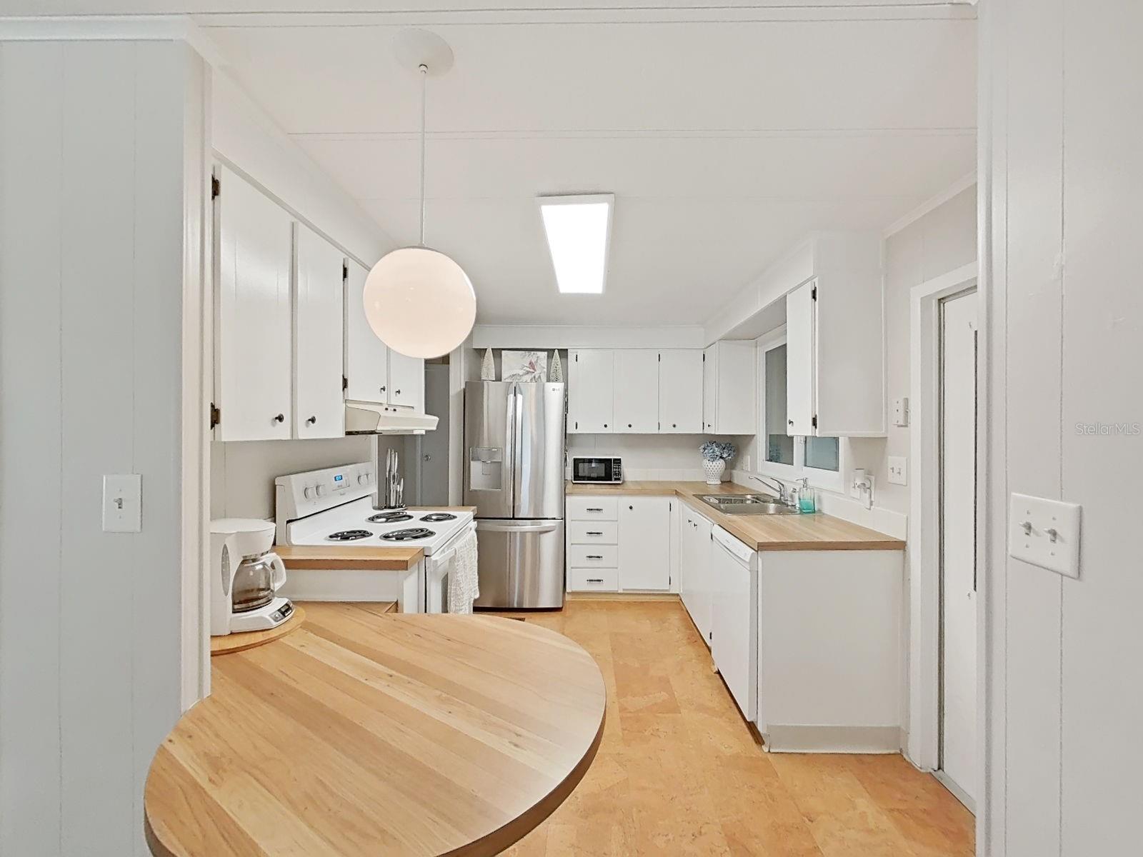 Image 17 of 42 For 4928 Foxdale Dr