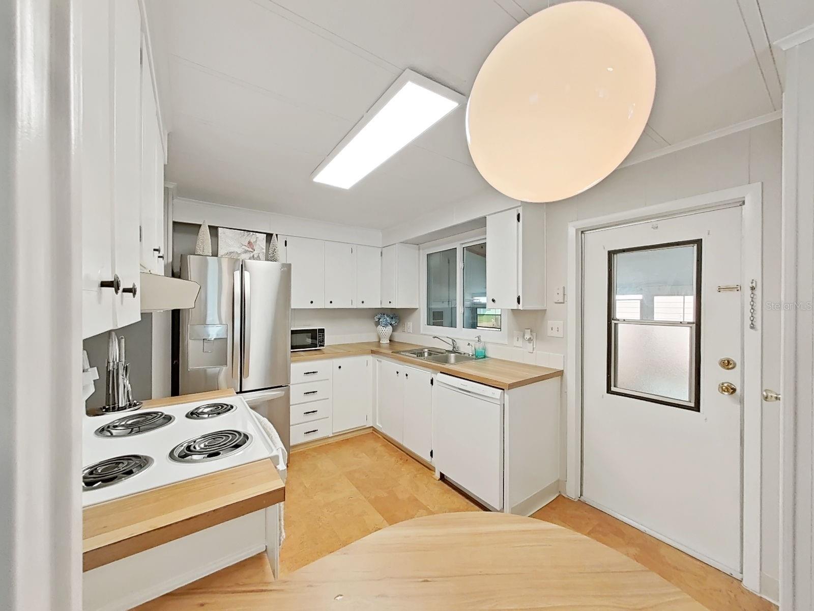 Image 19 of 42 For 4928 Foxdale Dr