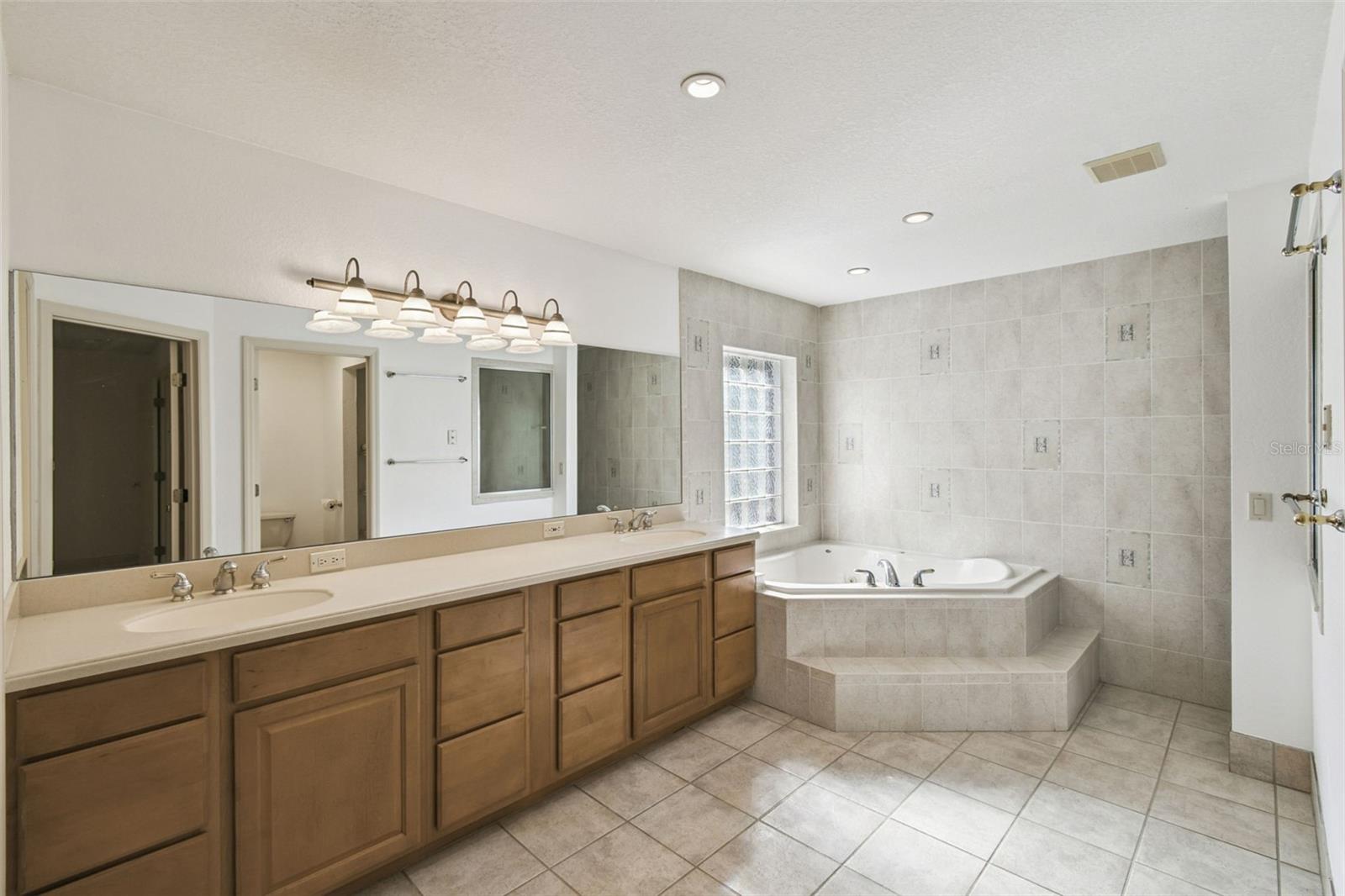 Image 20 of 52 For 520 Pinner Court