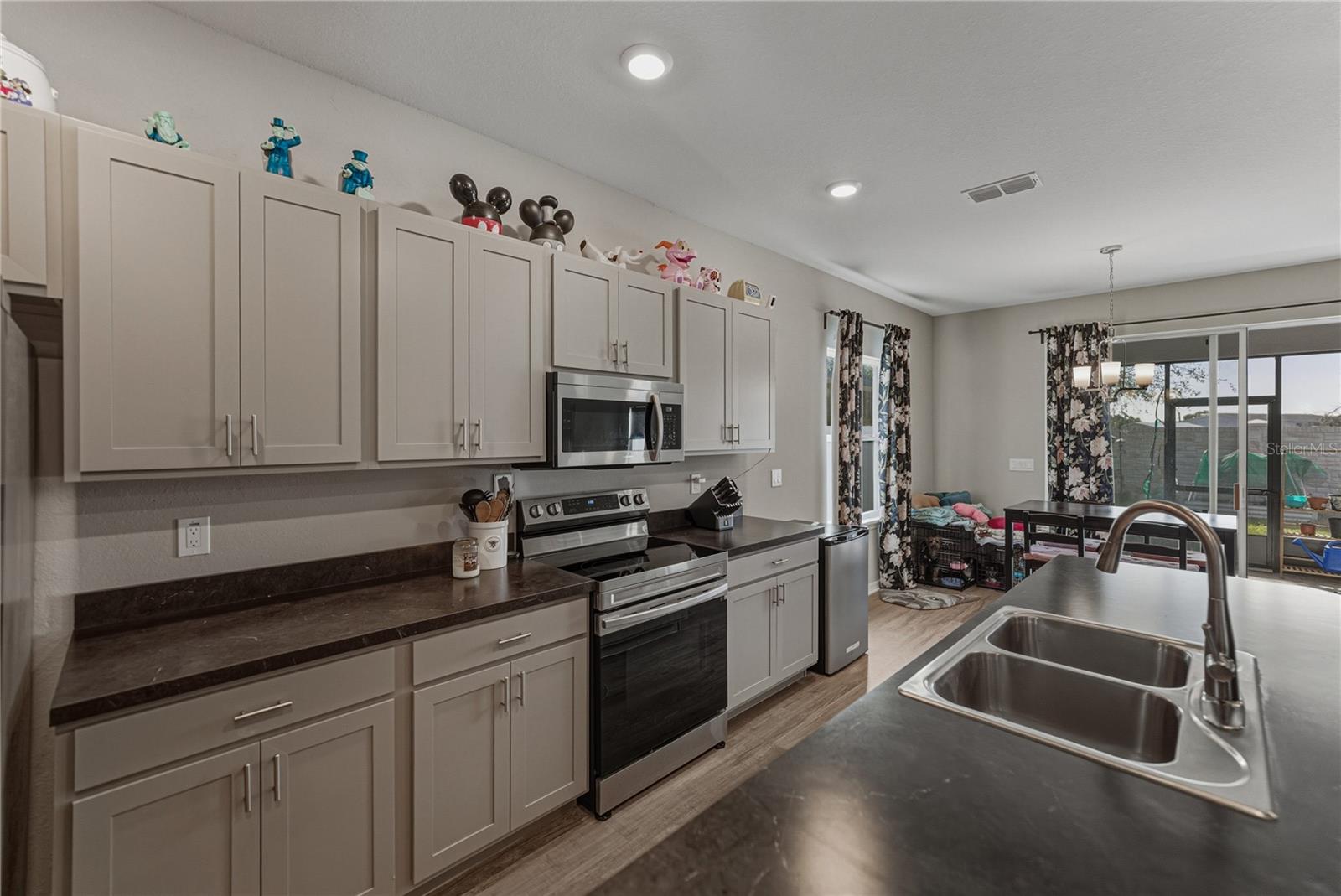 Image 23 of 58 For 929 Montgomery Lane