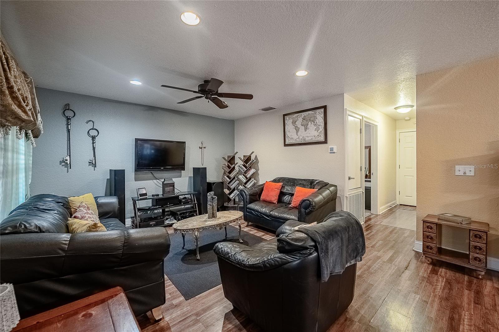 Image 11 of 37 For 706 Vermont Avenue