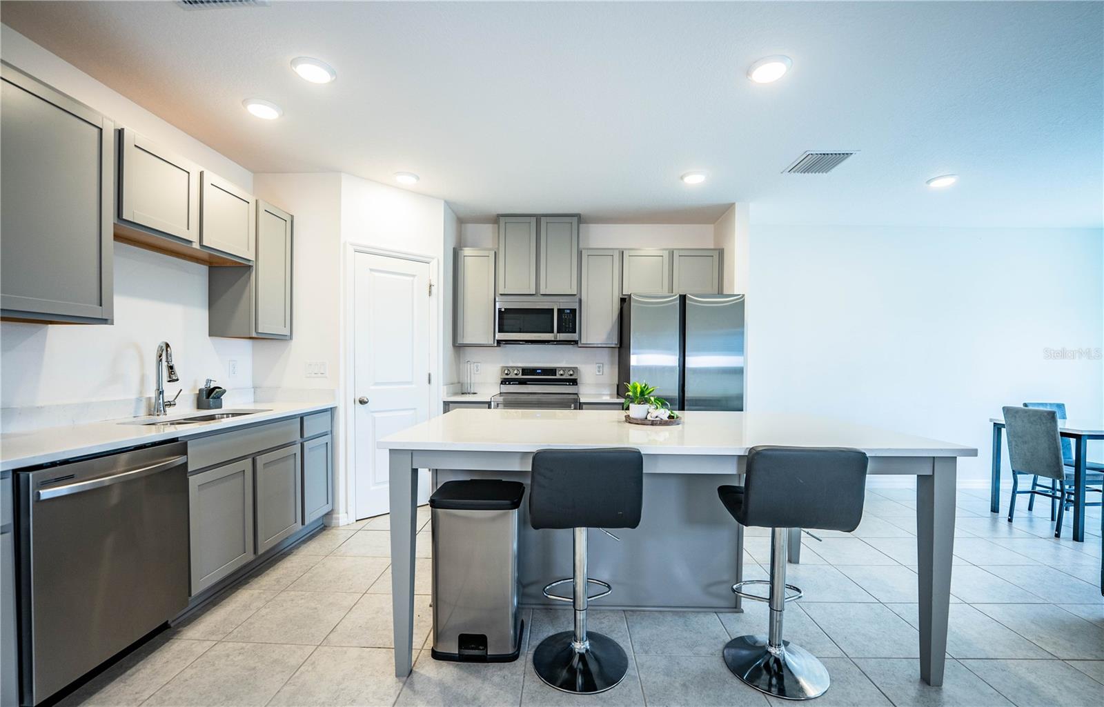 Image 16 of 64 For 3883 Academia Avenue