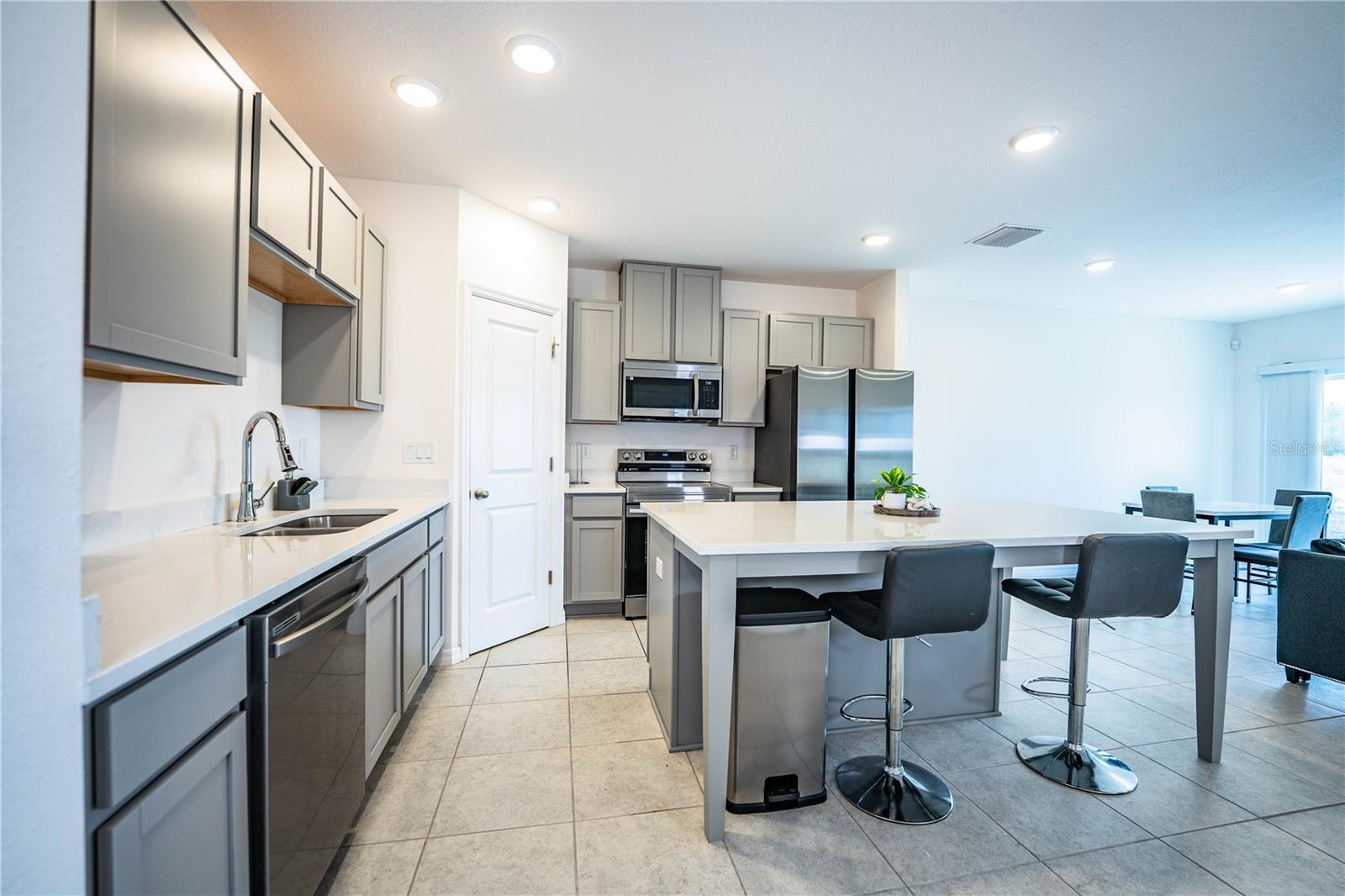 Image 17 of 64 For 3883 Academia Avenue