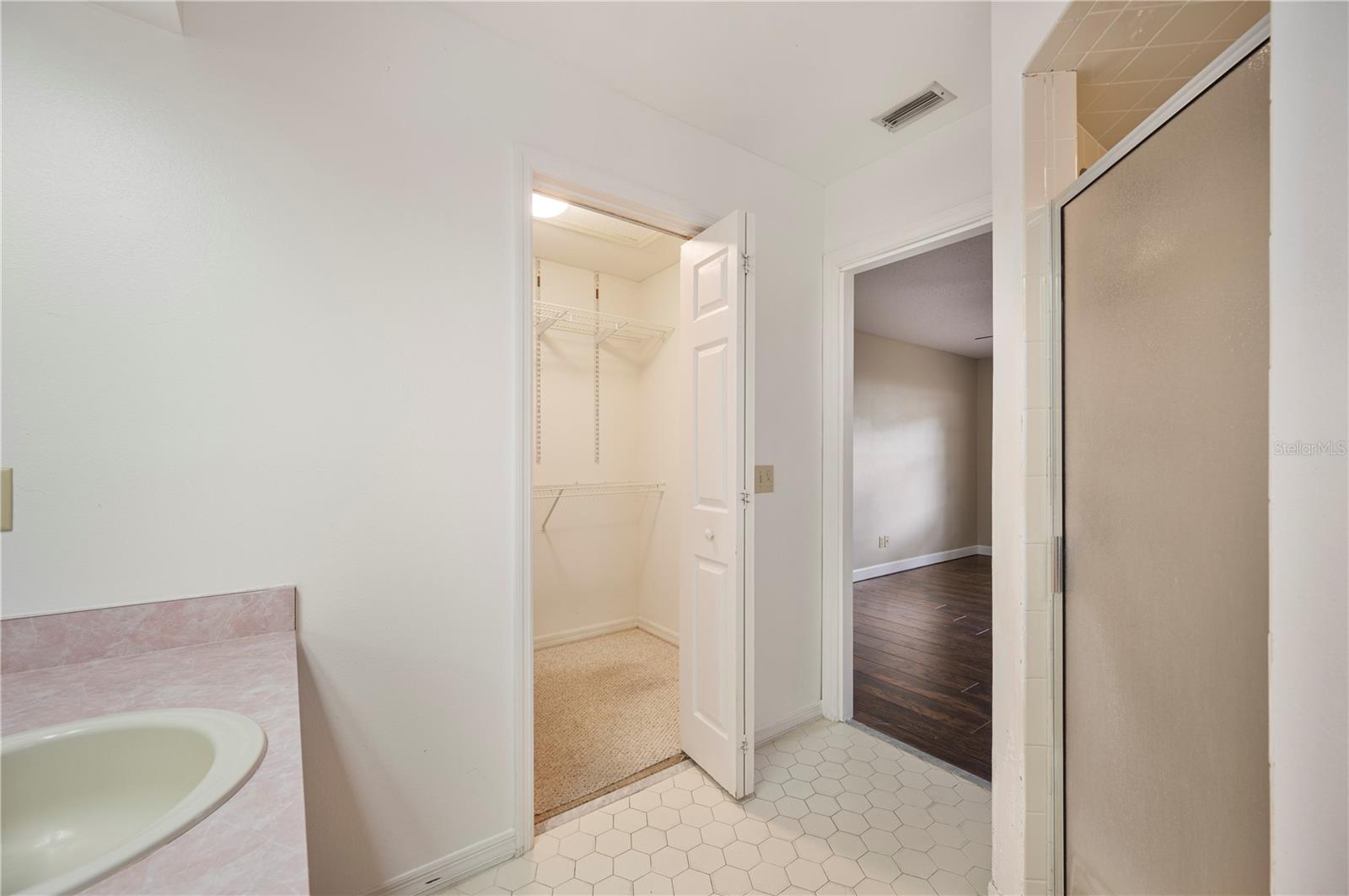 Image 14 of 34 For 941 Devonshire Way