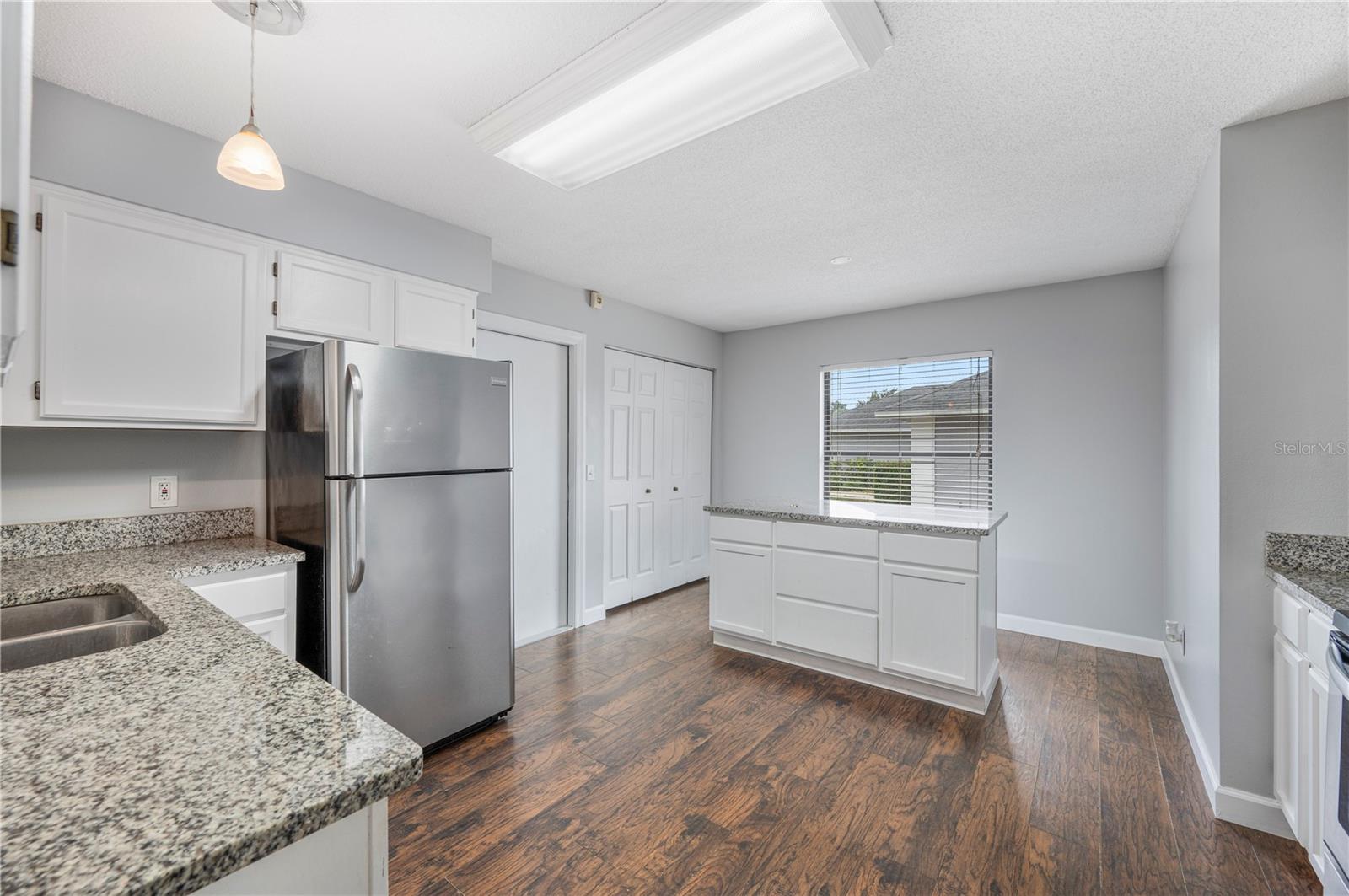 Image 21 of 34 For 941 Devonshire Way