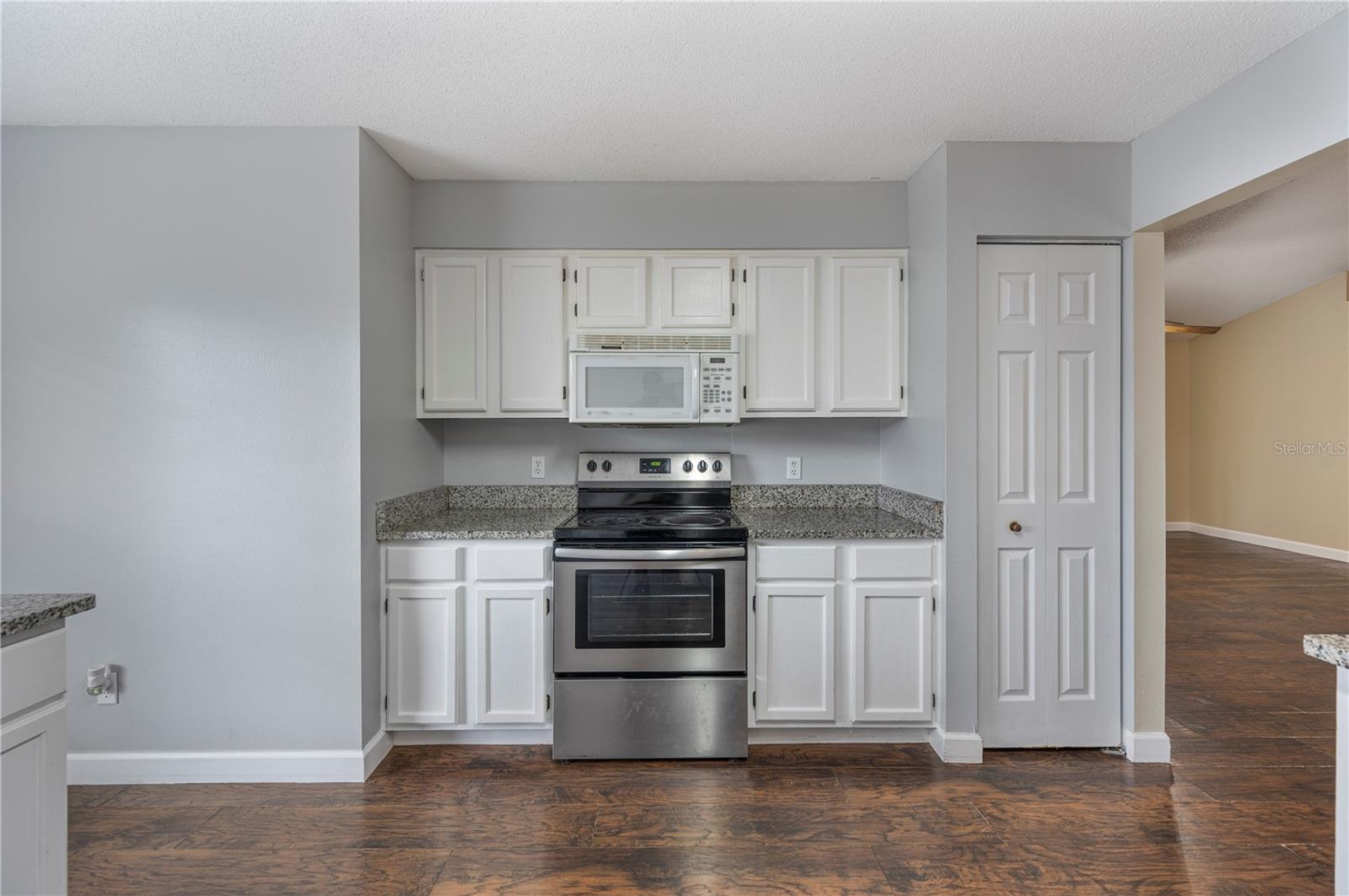 Image 22 of 34 For 941 Devonshire Way