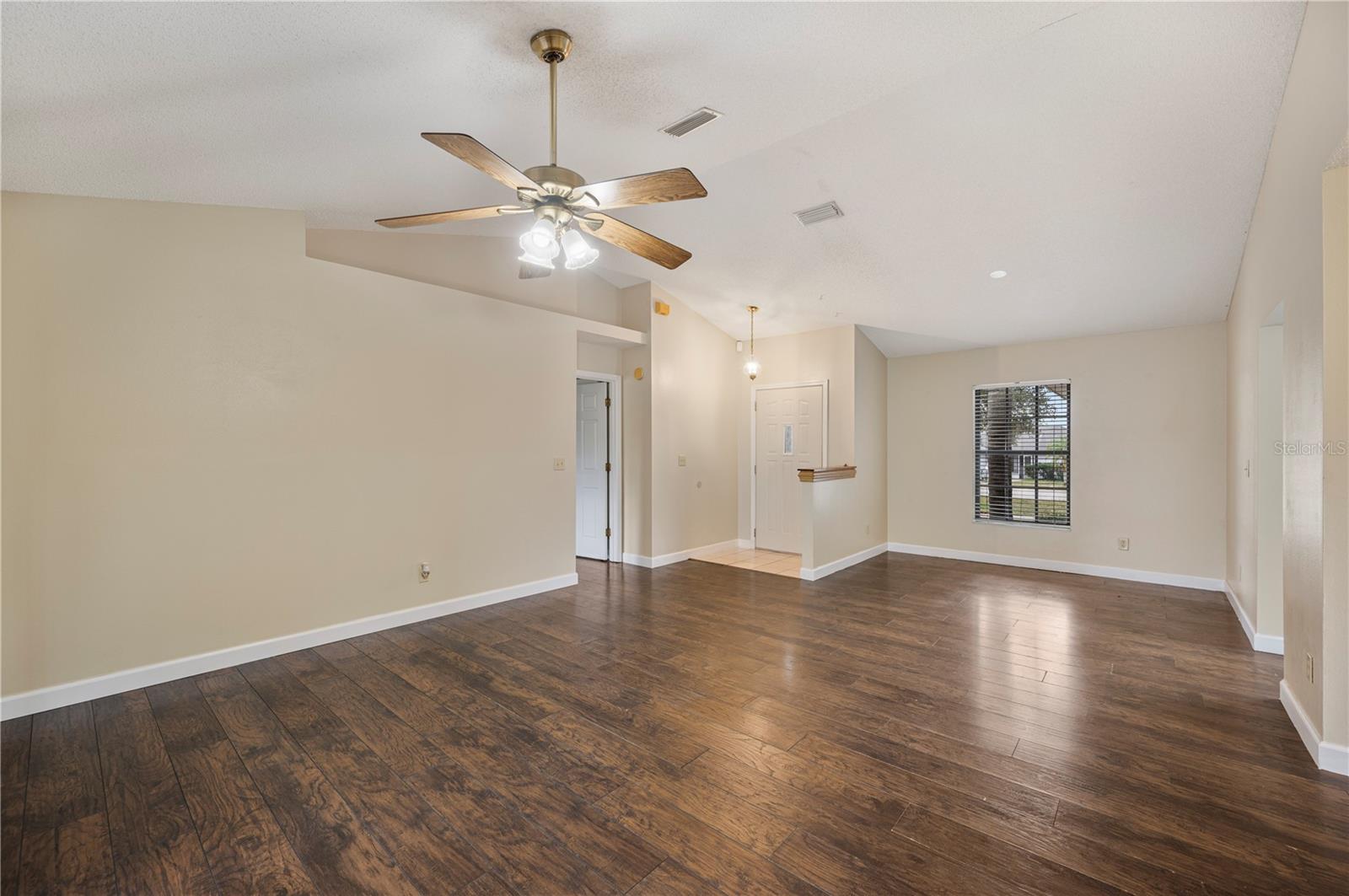 Image 7 of 34 For 941 Devonshire Way