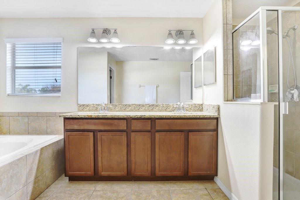 Listing photo id 19 for 13117 Royal Pines Avenue