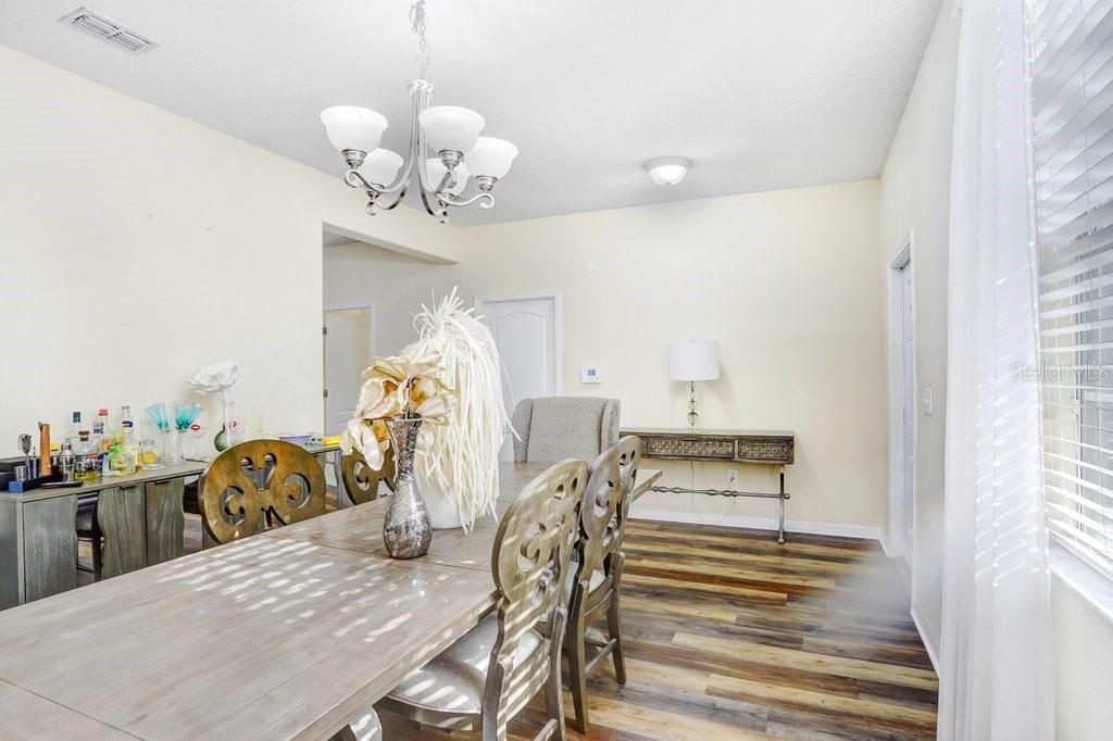 Listing photo id 3 for 13117 Royal Pines Avenue