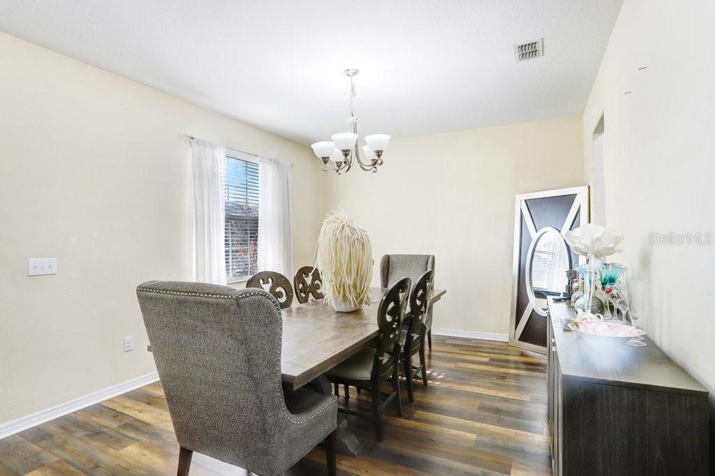 Listing photo id 4 for 13117 Royal Pines Avenue