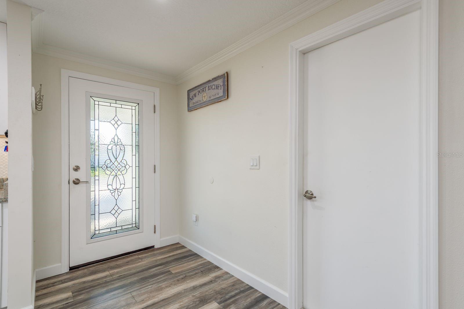 Listing photo id 3 for 5009 Dory Drive