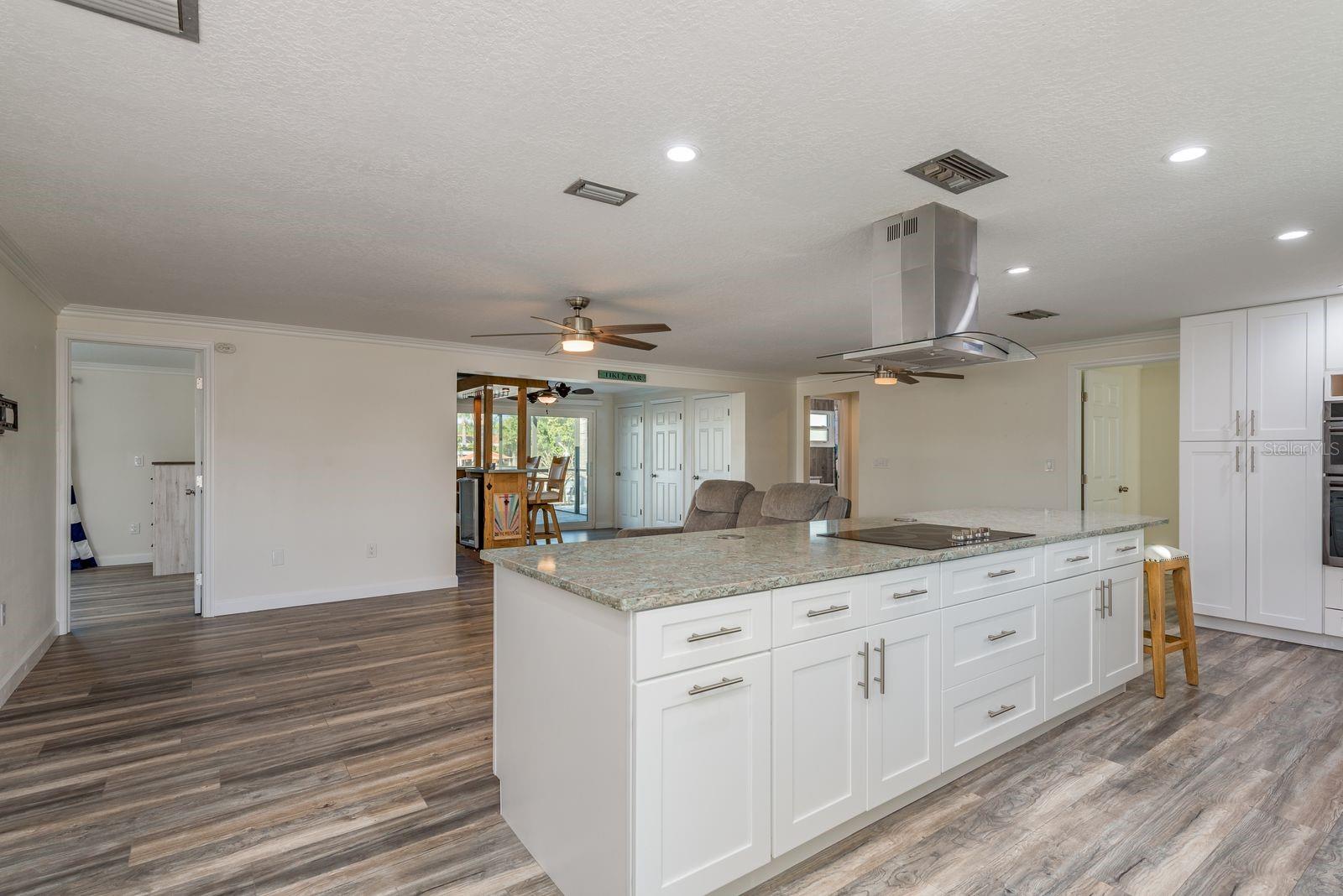 Listing photo id 4 for 5009 Dory Drive