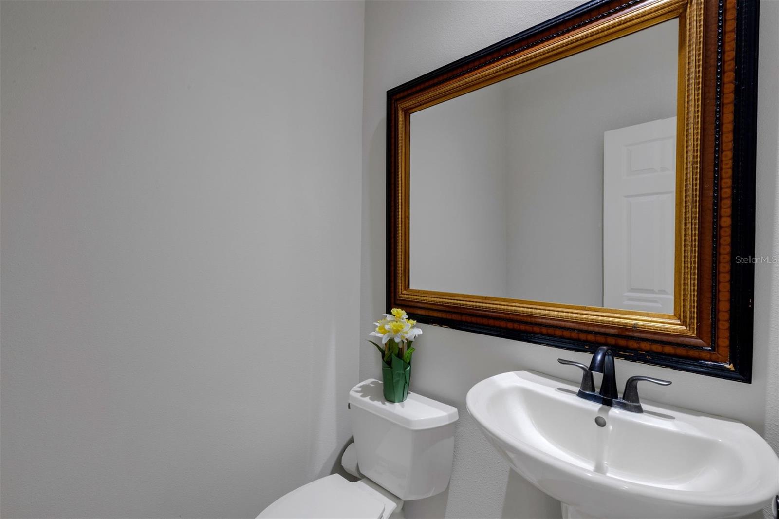 Image 23 of 53 For 828 Whitestone Court