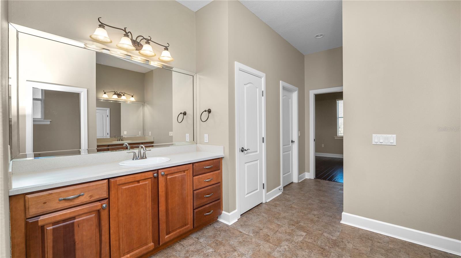 Image 26 of 67 For 1852 Richmond Way