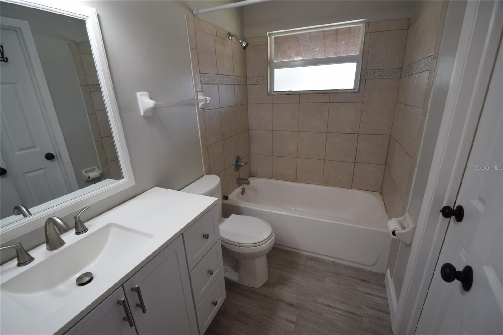 Image 6 of 16 For 945 Castle Way 945