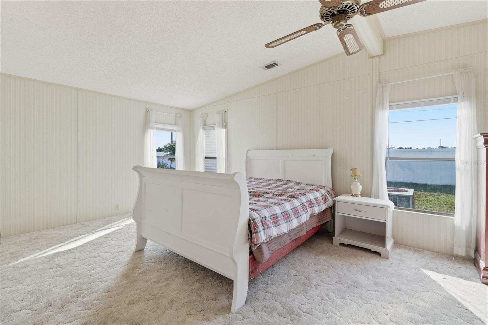 Image 18 of 39 For 6644 Princeton Drive Ne