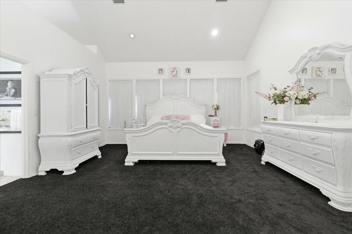 Listing photo id 9 for 4703 Rambling River Road