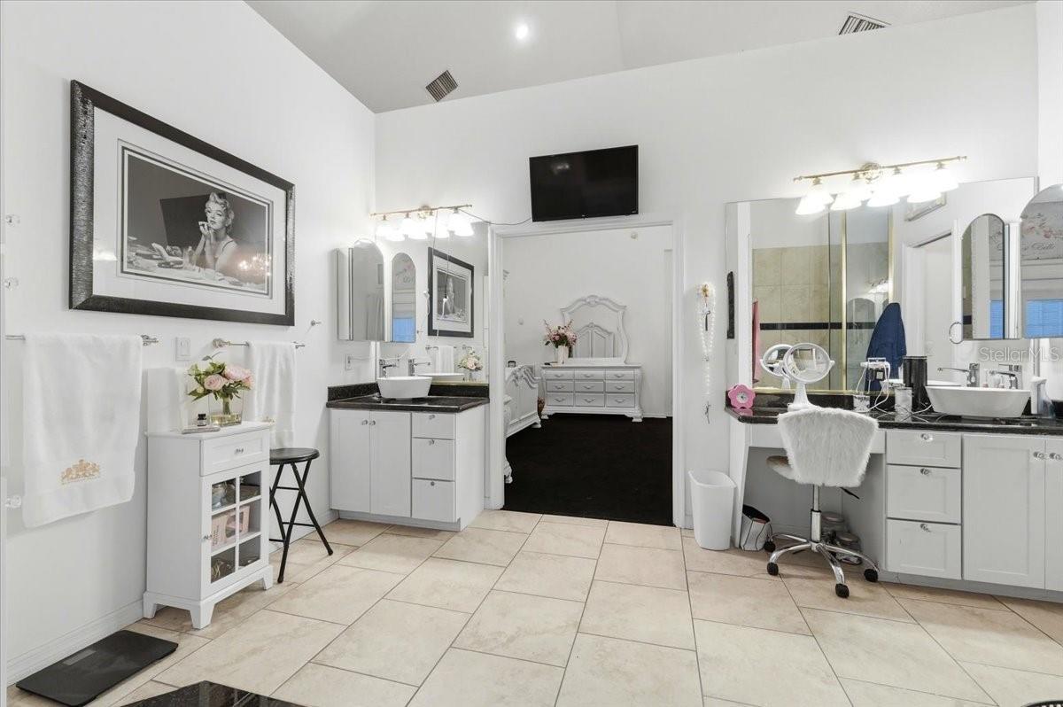 Listing photo id 12 for 4703 Rambling River Road