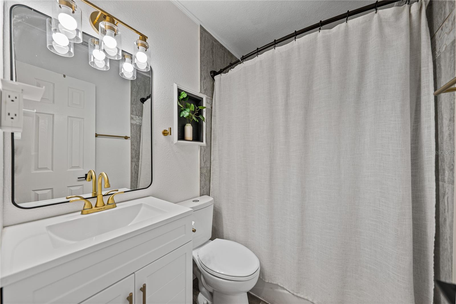 Image 22 of 53 For 527 Pilaklakaha Avenue