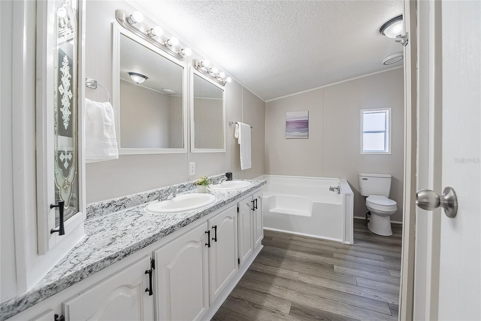 Image 15 of 41 For 952 Saddlewood Boulevard