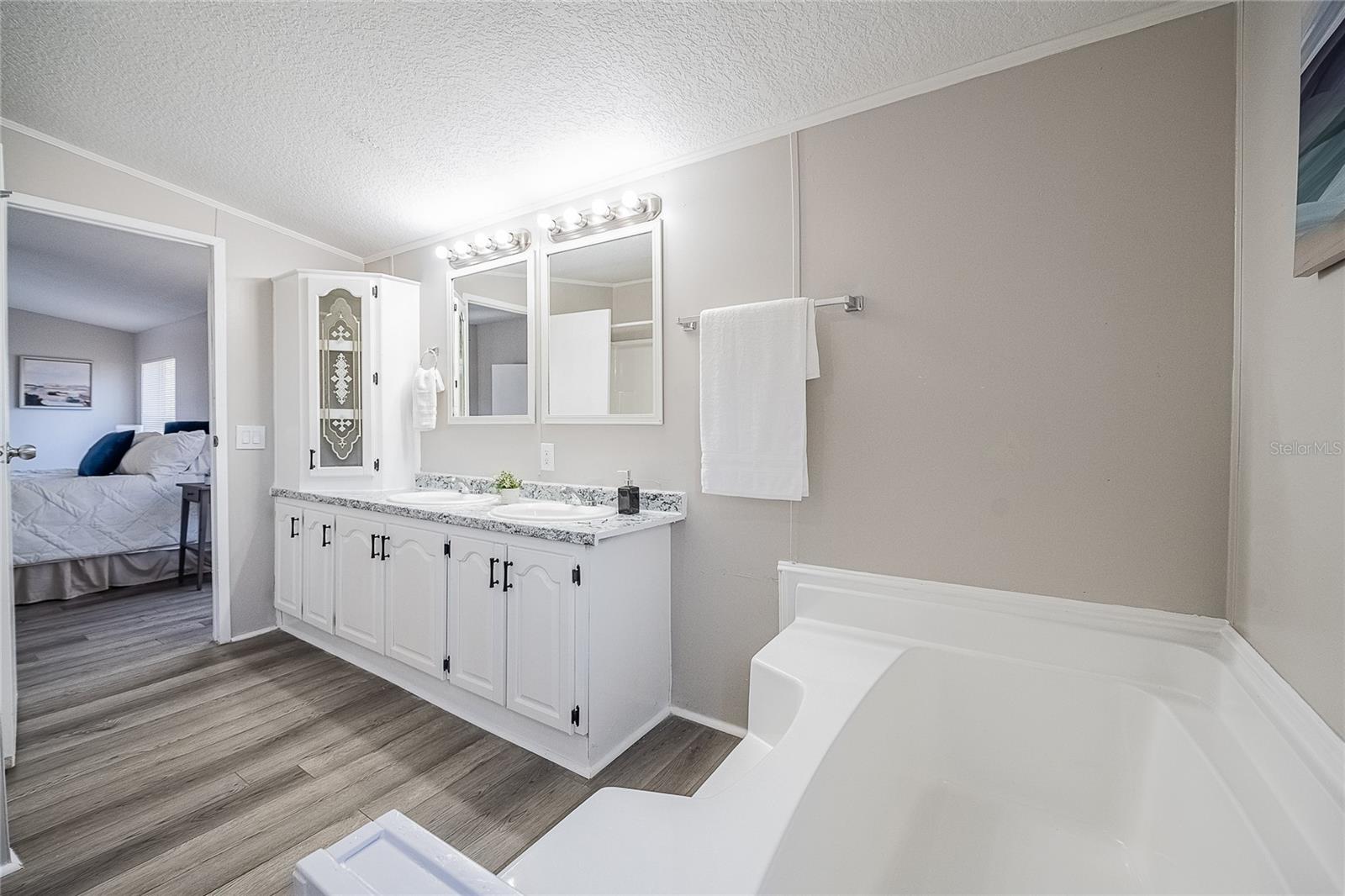 Image 16 of 41 For 952 Saddlewood Boulevard