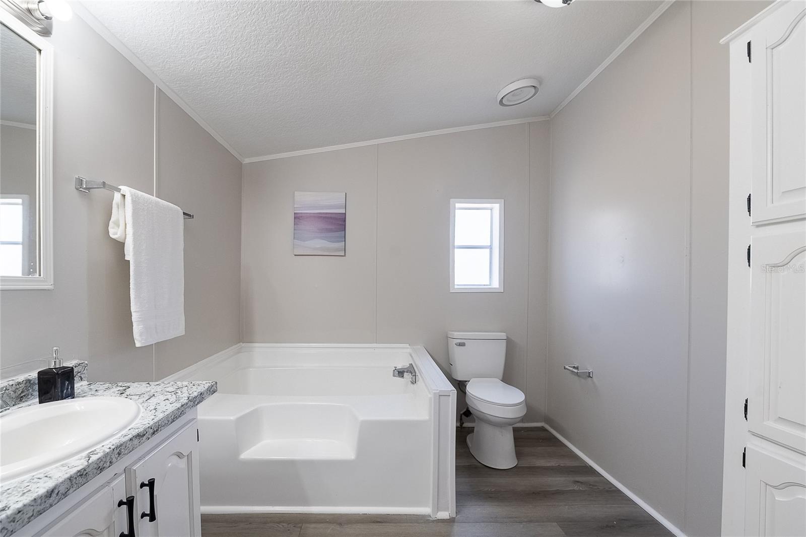 Image 17 of 41 For 952 Saddlewood Boulevard