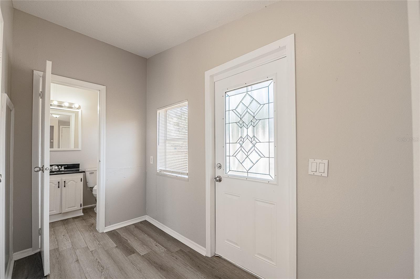 Image 18 of 41 For 952 Saddlewood Boulevard