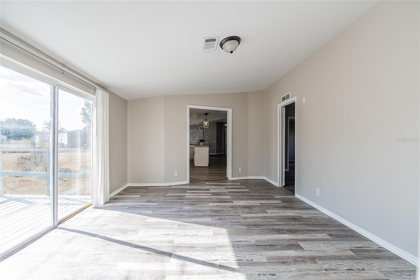 Image 19 of 41 For 952 Saddlewood Boulevard