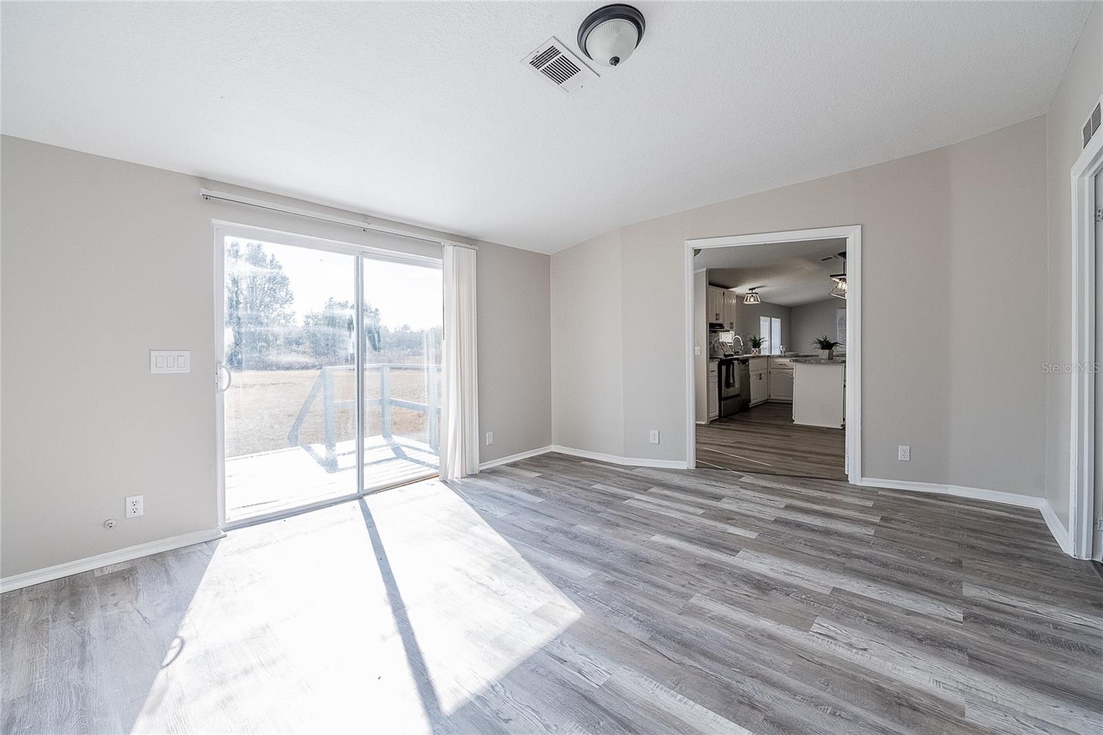 Image 20 of 41 For 952 Saddlewood Boulevard